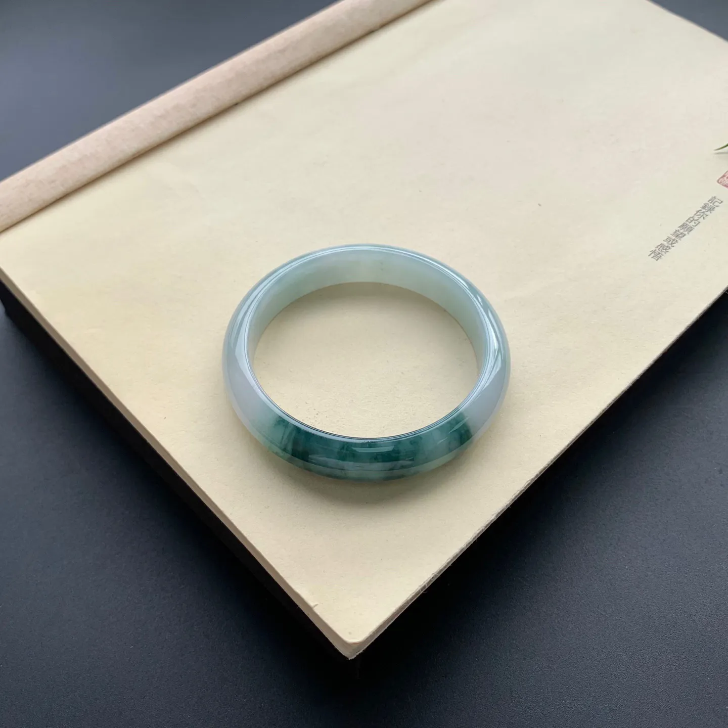 58圈口飘花正圈手镯 尺寸：58-12-7.5，无纹裂，细腻光滑，花色浓郁