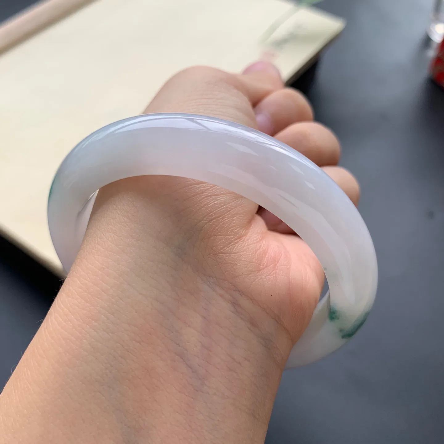 58圈口飘花正圈手镯 尺寸：58-12.2-9，无纹裂，细腻光滑，花色飘逸