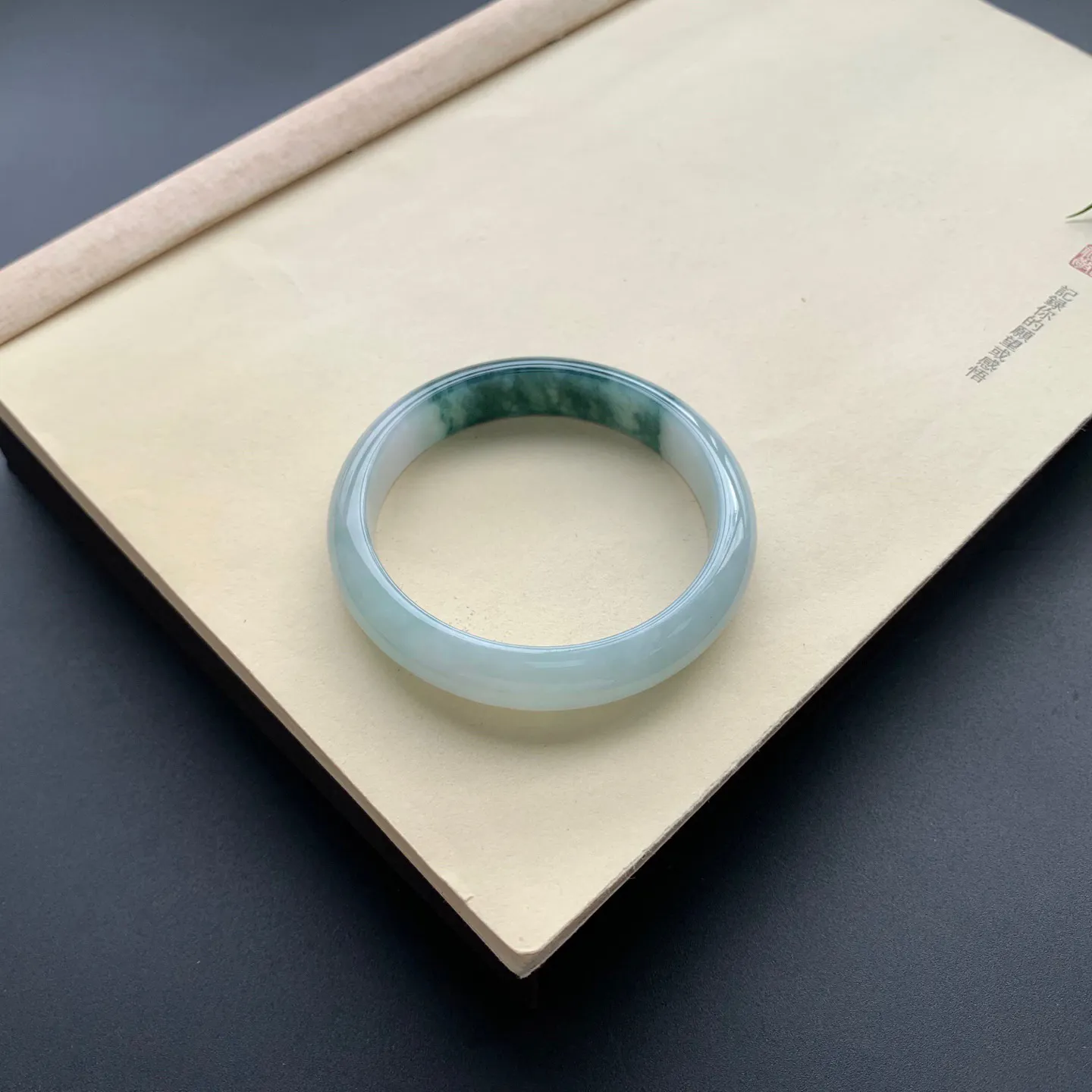 58圈口飘花正圈手镯 尺寸：58-12-7.5，无纹裂，细腻光滑，花色浓郁