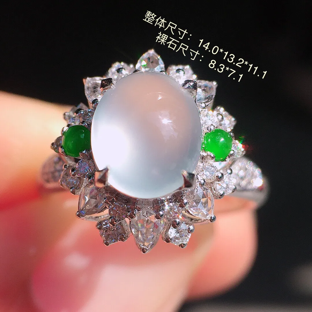 玻璃种蛋面戒指，玉质细腻，荧光感超
强，饱满圆润，尽显优雅气质，18k
金豪华镶嵌