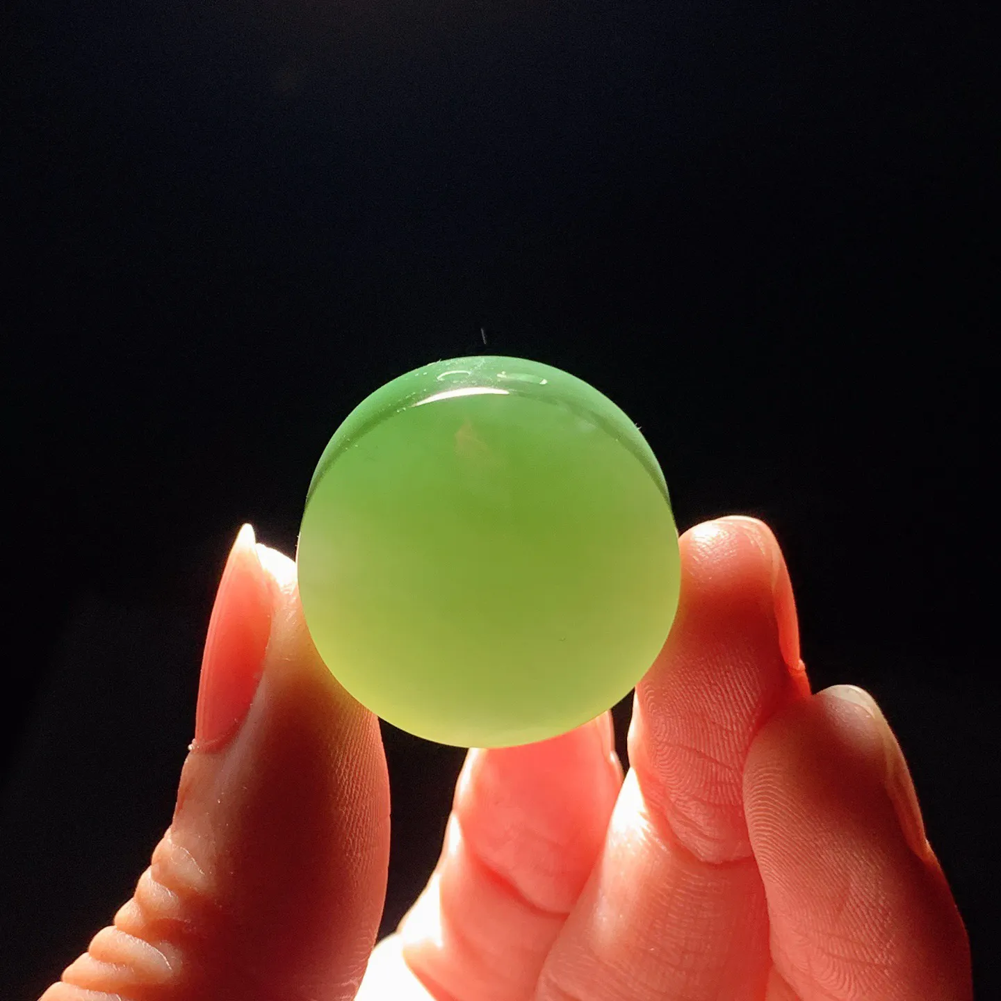 和田玉阳绿猫眼俄罗斯碧玉平安无事圆牌挂件。尺寸26/13重17.5克。玉质细腻油润。手推出油。佩戴高端典雅。lt251114