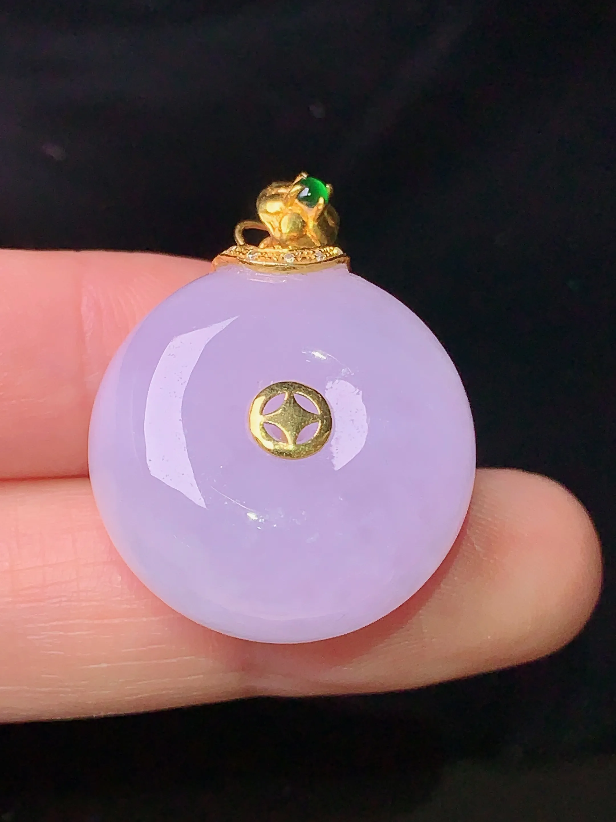 18k金钻镶嵌紫罗兰平安扣吊坠 玉质细腻 色泽清新艳丽 整体尺寸29*23*13.6