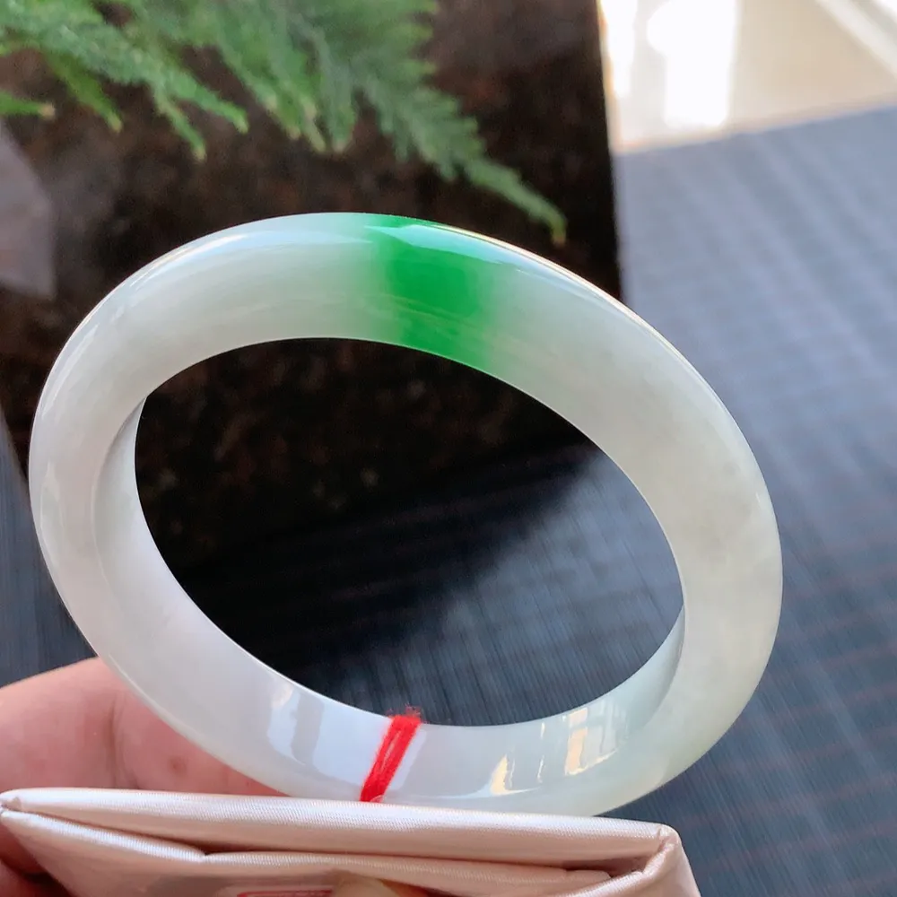 正圈冰糯阳绿 微棉纹 尺寸:61.1/12.1/8.8 大圈口