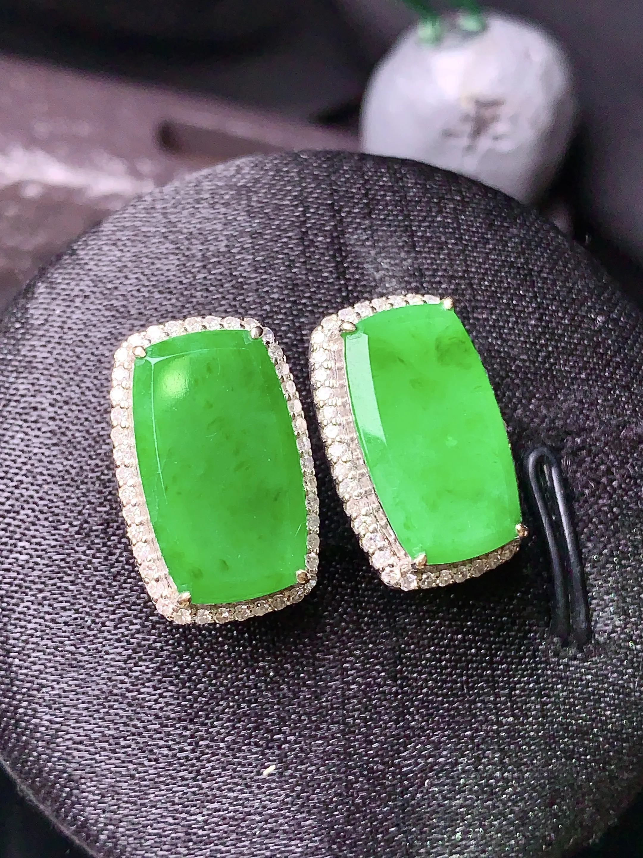 18k金钻镶嵌翠绿无事牌耳钉 玉质细腻 色泽清新艳丽 整体尺寸17.3*11.2*3.8