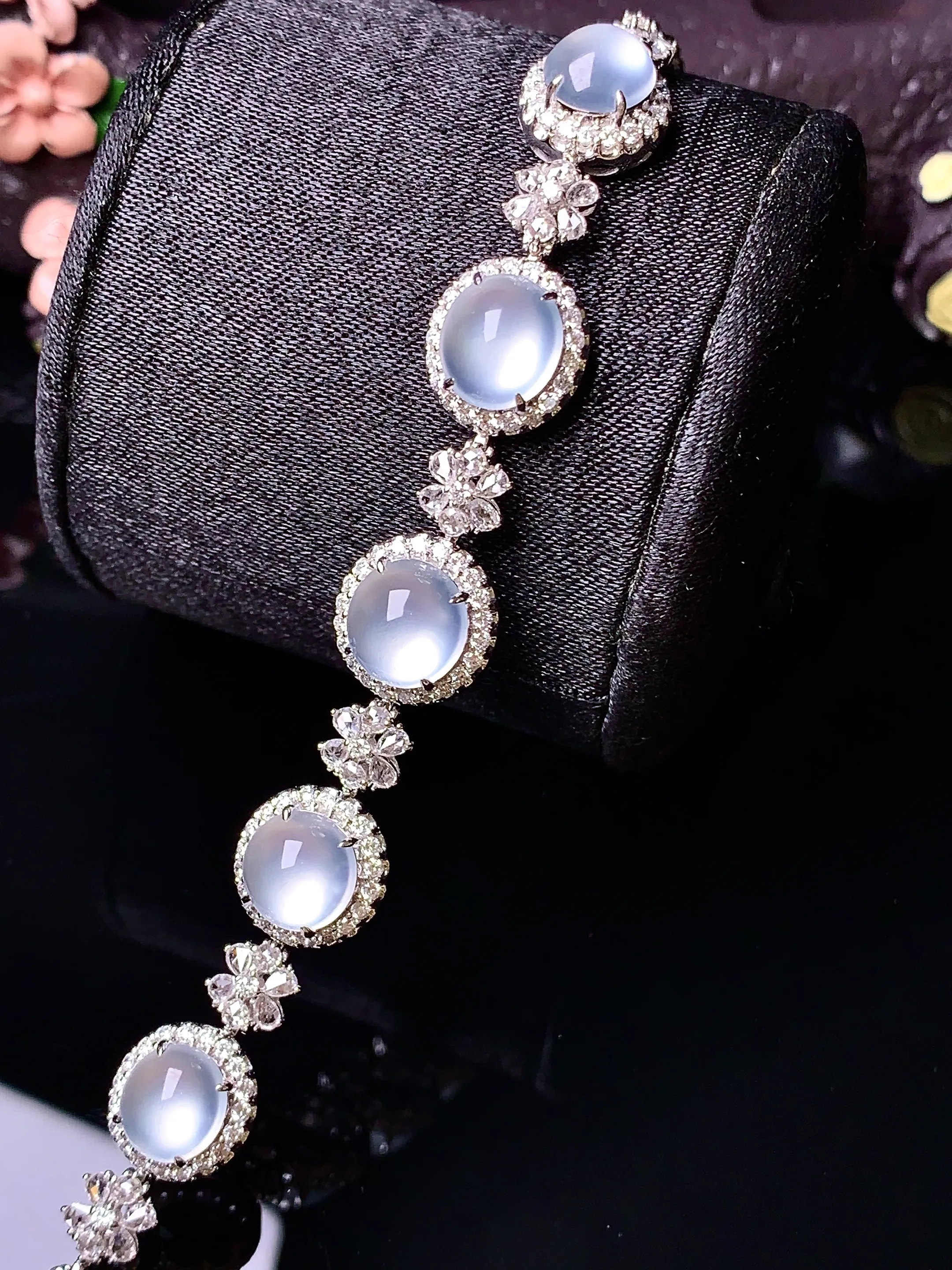 18k金钻镶嵌冰种蛋面手链 玉质细腻 色泽清新艳丽 整体尺寸96.6*11*8.2