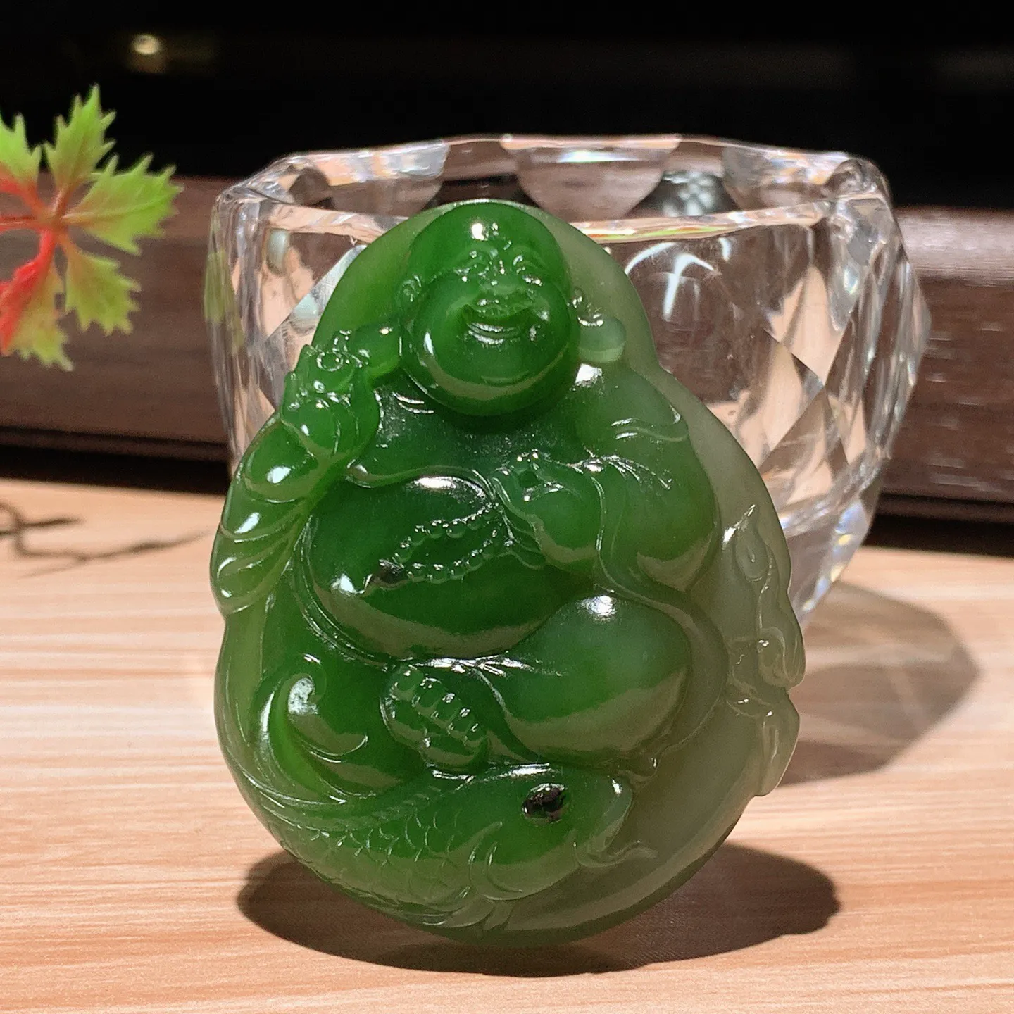 和田玉阳绿俄罗斯碧玉佛引福来挂件。尺寸54/43/12重42.8克。玉质细腻油润。手推出油。佩戴高端