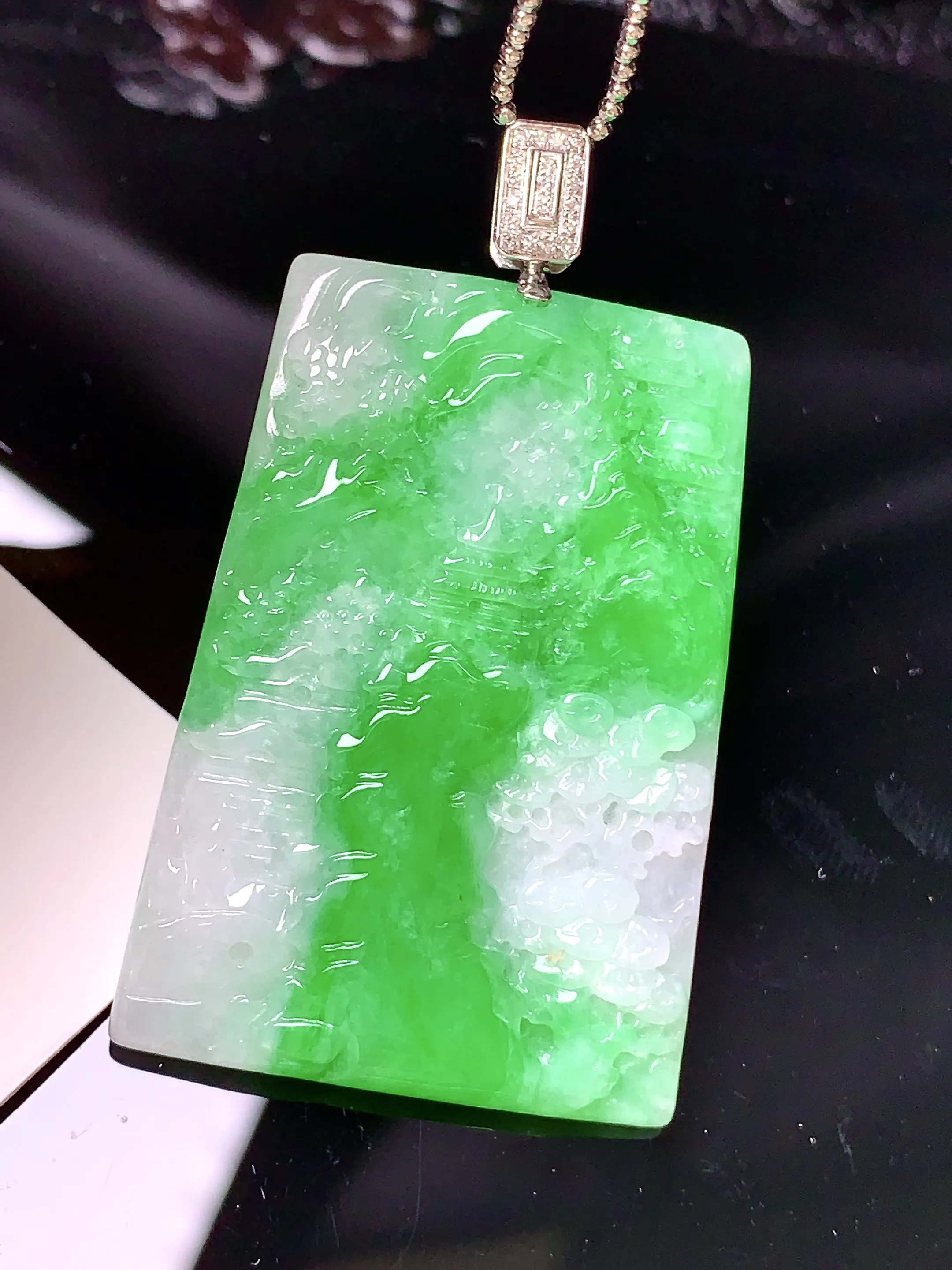 18k金钻镶嵌翠绿山水牌吊坠 玉质细腻 色泽清新艳丽 整体尺寸48.5*28.5*3.6