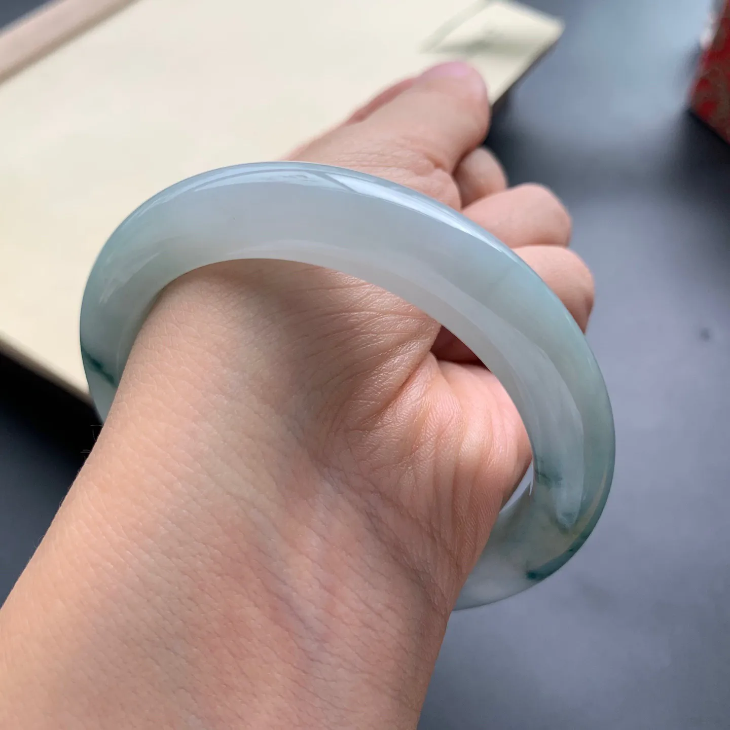 55.3圈口飘花正圈手镯 尺寸：55.3-10.6-9，无纹裂，细腻光滑，花色浓郁