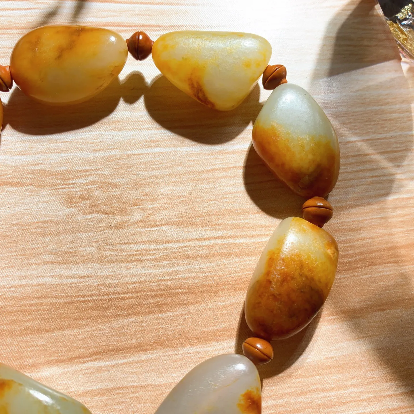 新疆和田玉籽料原石手串。单颗尺寸23/15/10重44.7克。玉质细腻油润。真籽真皮 ，手推出油。佩戴高端典雅。lt251114