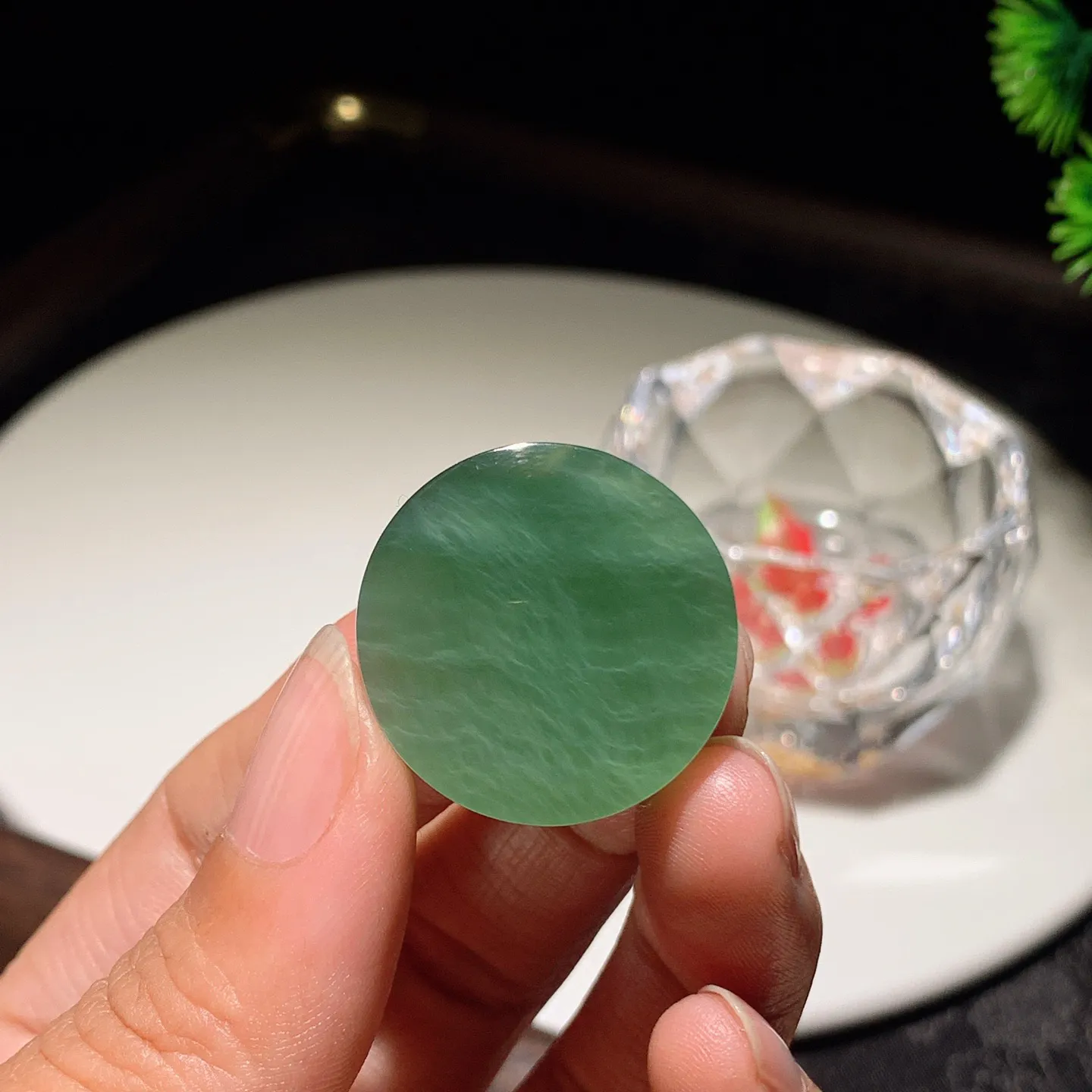 和田玉阳绿猫眼俄罗斯碧玉平安无事圆牌挂件。尺寸26/13重17.5克。玉质细腻油润。手推出油。佩戴高端典雅。lt251114