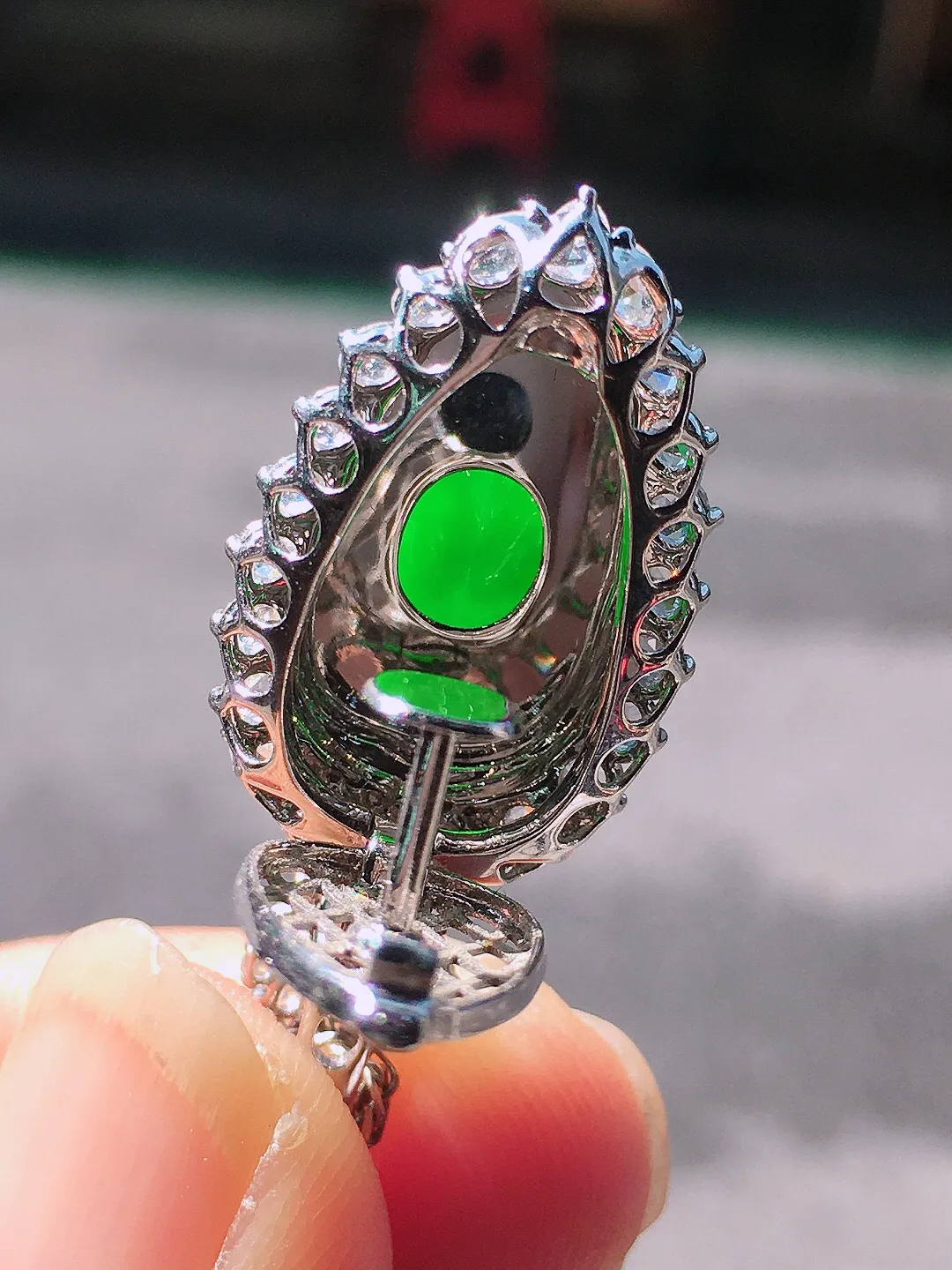 阳绿玉叶吊坠，色泽均匀艳丽，玉质细腻，荧光感超
强，饱满圆润，尽显优雅气质，18k
金豪华镶嵌