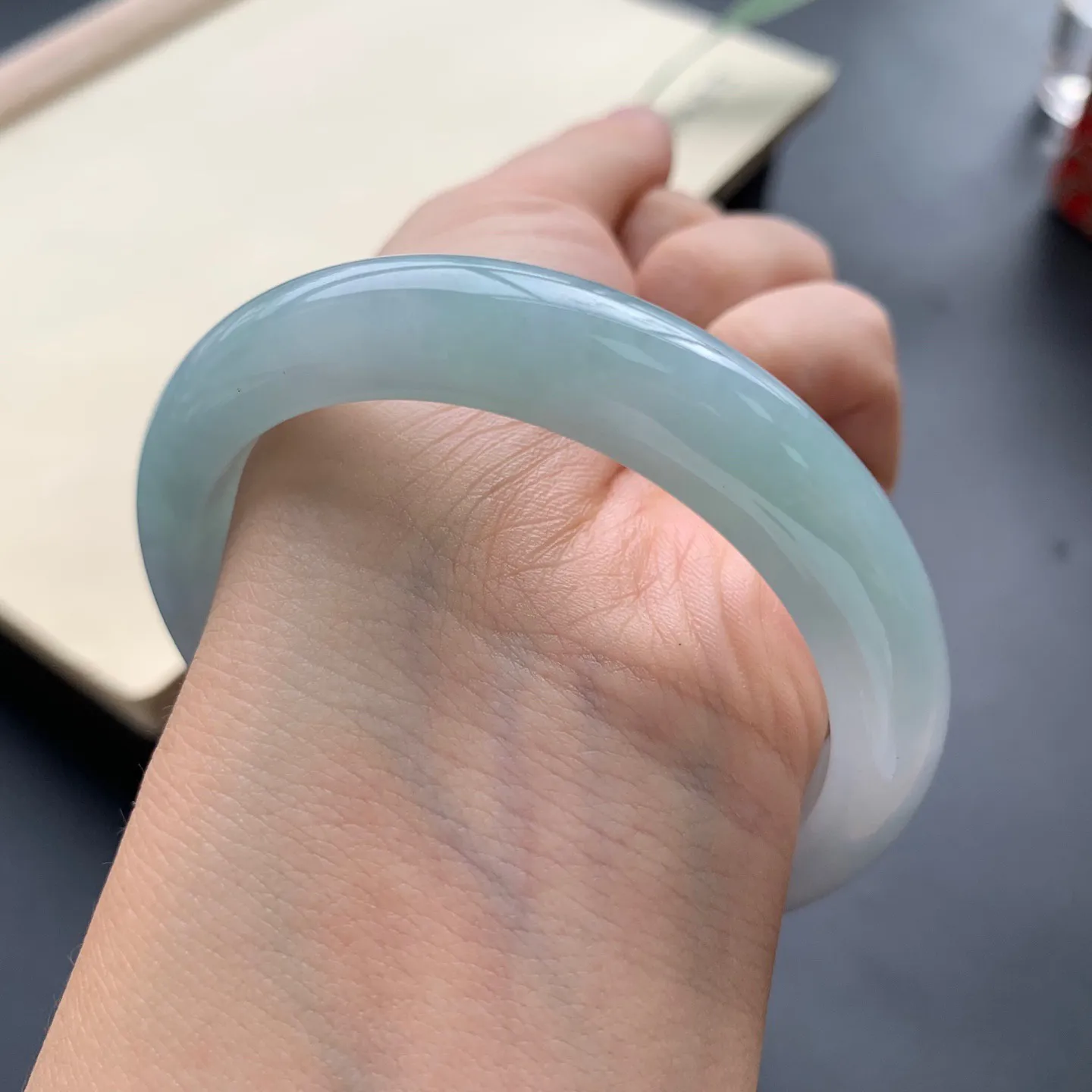 54圈口底色正圈手镯 尺寸：54-11-8，无纹裂，细腻光滑，色泽亮丽