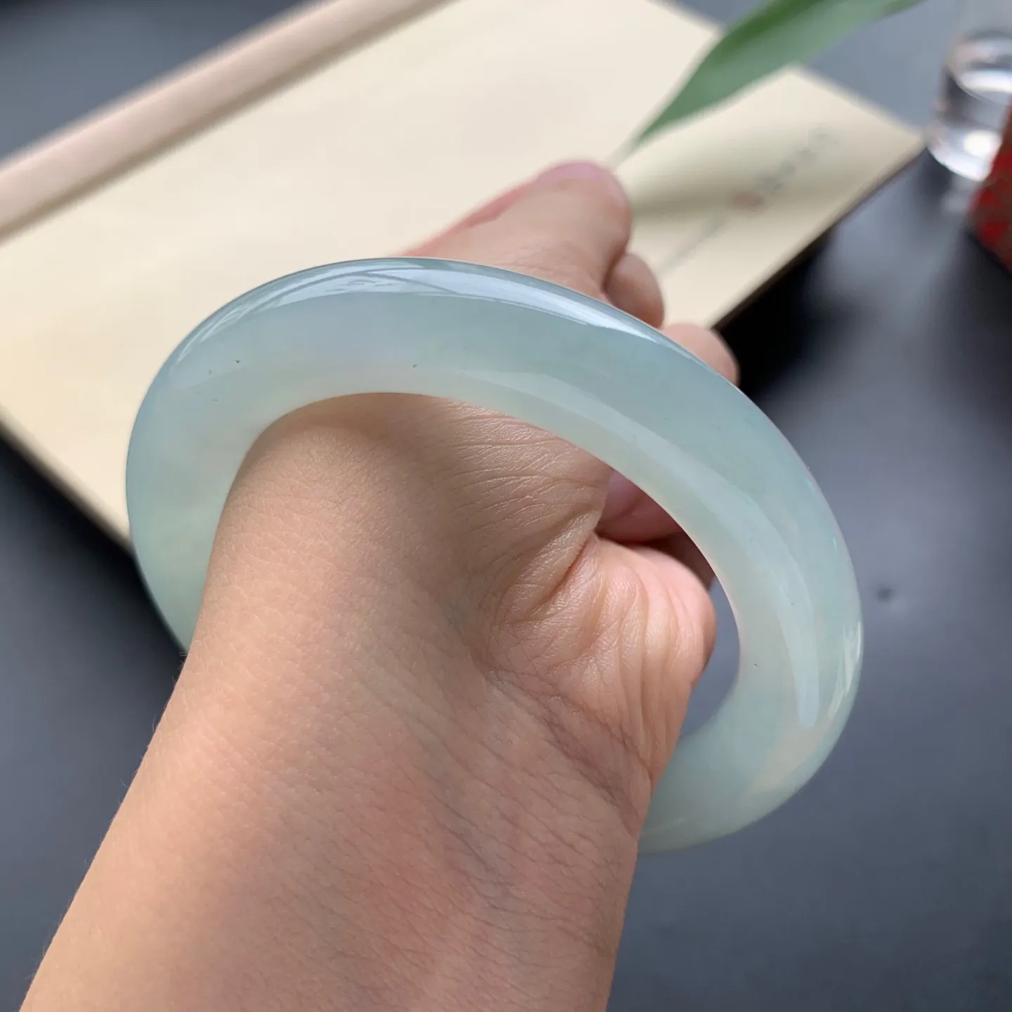 55.8圈口冰晴底圆条手镯 尺寸：55.8-11.8-11.2，水润饱满，胶感十足