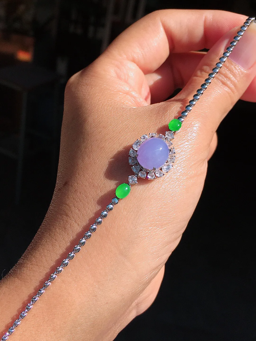 紫罗兰蛋面手链，色泽均匀艳丽，玉质细腻，荧光感超
强，饱满圆润，尽显优雅气质，18k
金豪华镶嵌