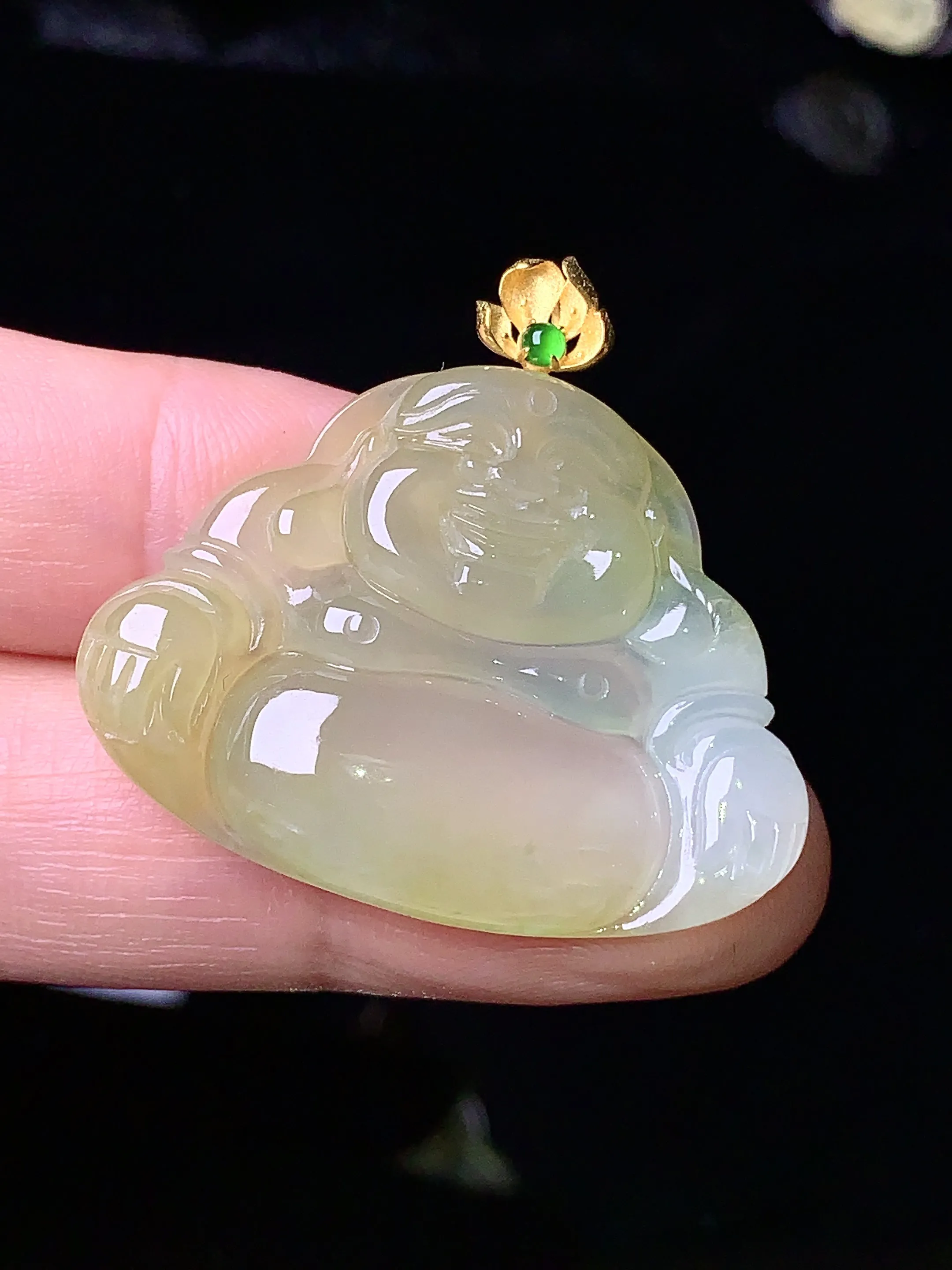 18k金钻镶嵌飘黄翡吊坠 玉质细腻 色泽清新艳丽 整体尺寸31.6*33.6*5