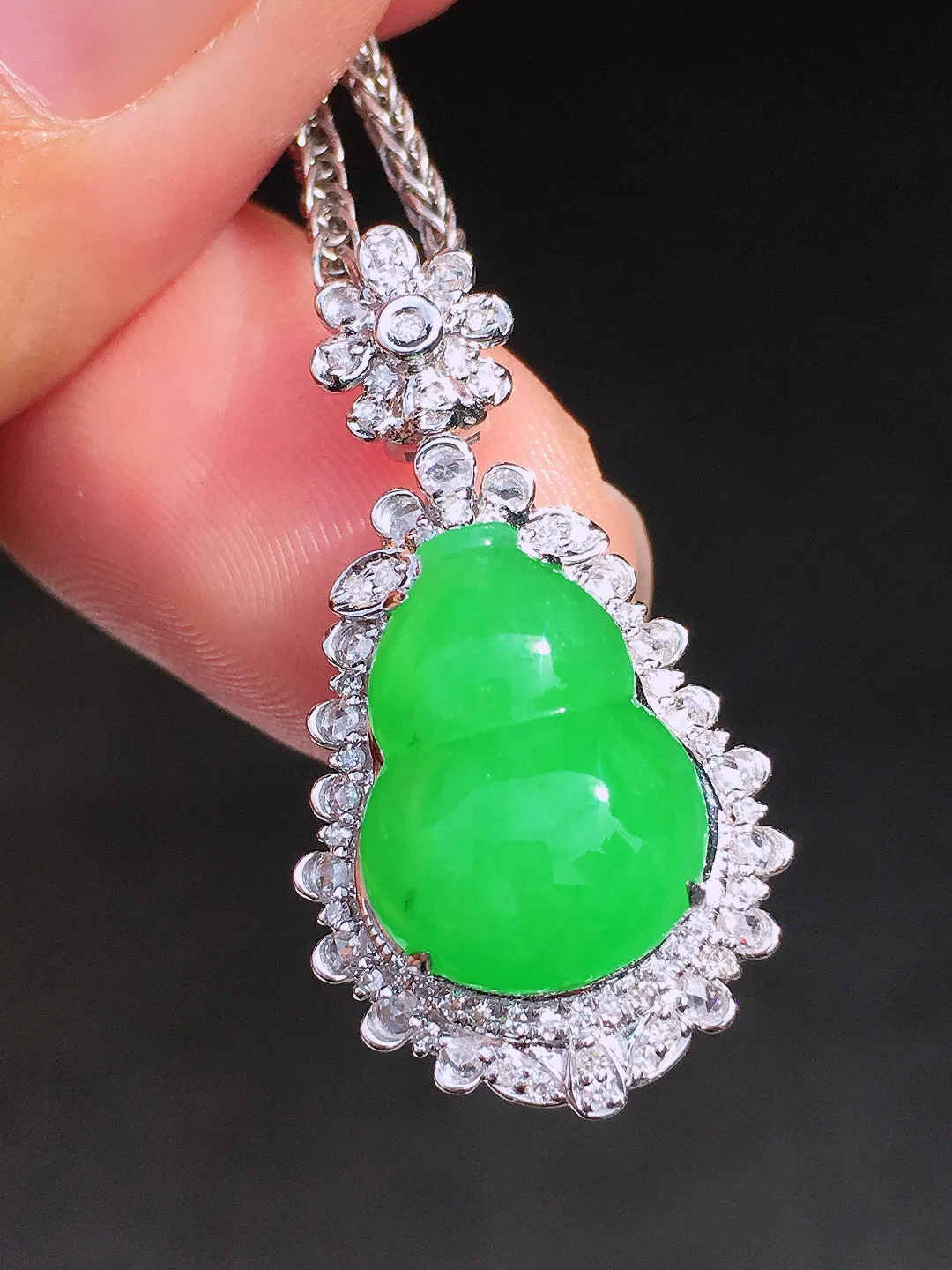 阳绿葫芦吊坠，色泽均匀艳丽，玉质细腻，荧光感超
强，饱满圆润，尽显优雅气质，18k
金豪华镶嵌