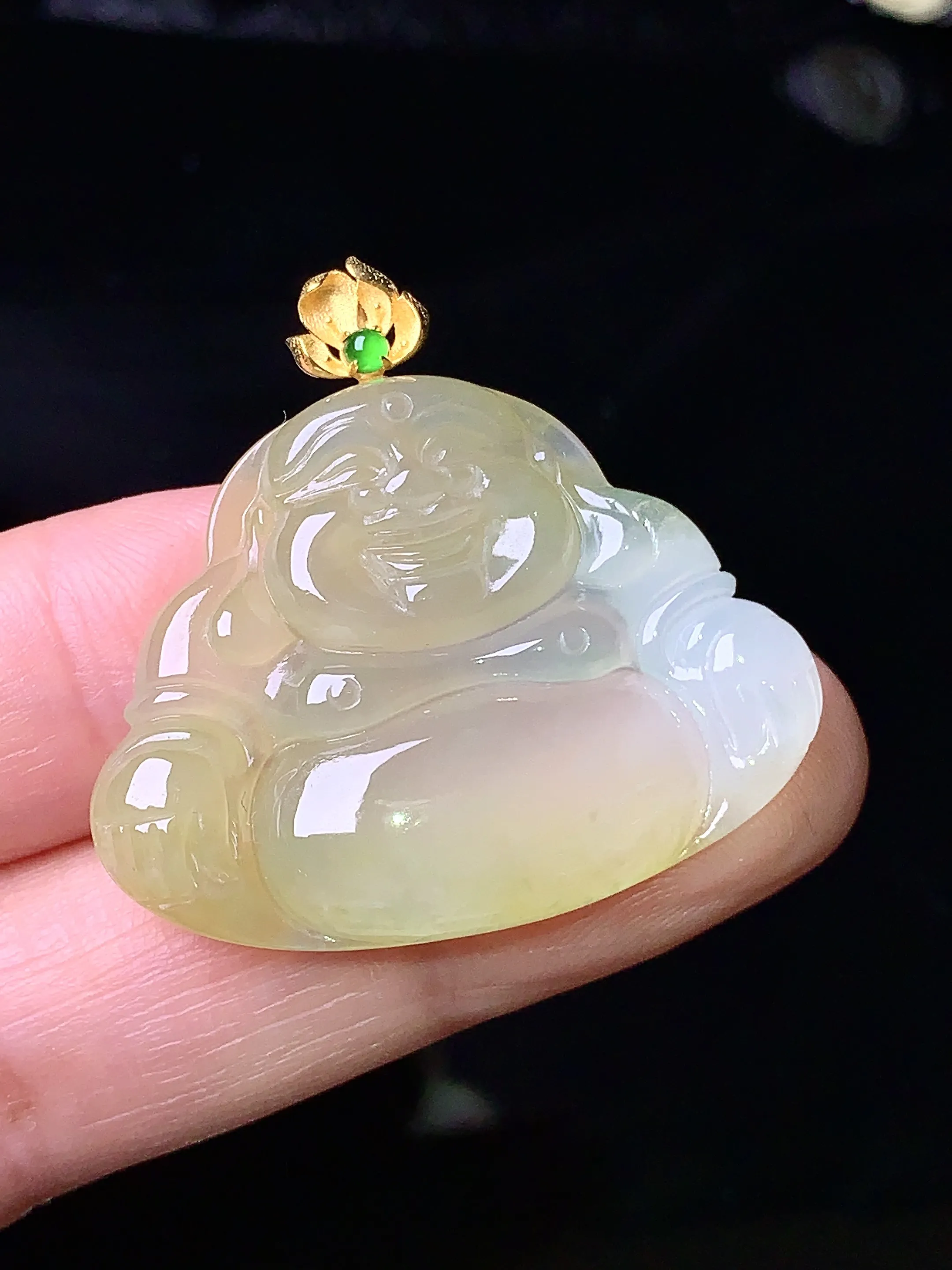 18k金钻镶嵌飘黄翡吊坠 玉质细腻 色泽清新艳丽 整体尺寸31.6*33.6*5