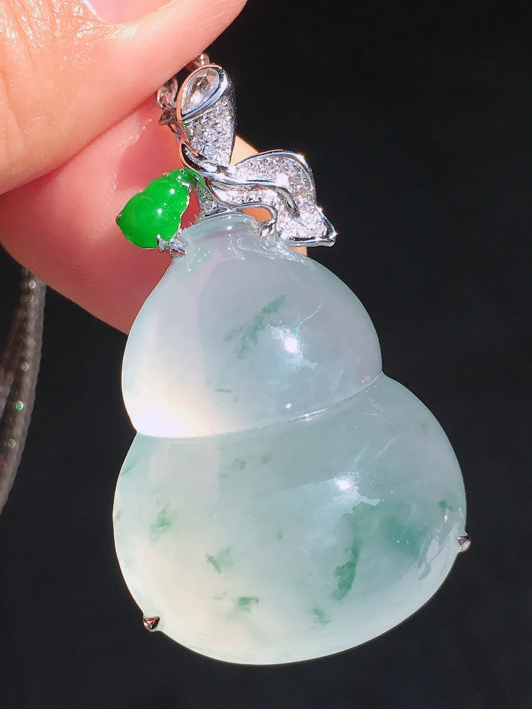 飘花葫芦吊坠，色泽艳丽，玉质细腻，荧光感超
强，饱满圆润，尽显优雅气质，18k
金豪华镶嵌