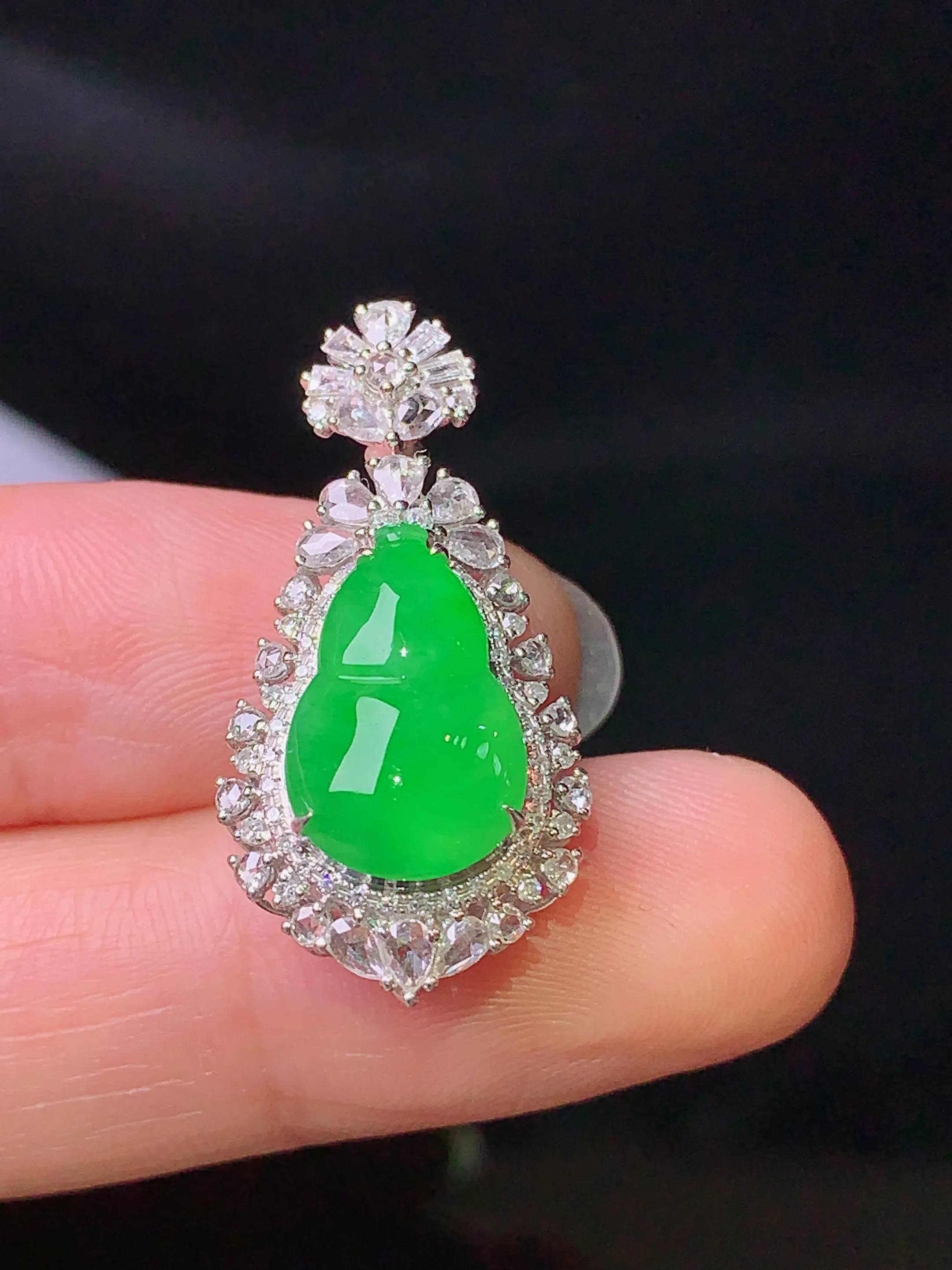 18k金钻镶嵌翠绿葫芦吊坠 玉质细腻 色泽清新艳丽 整体尺寸28.5*14.2*11