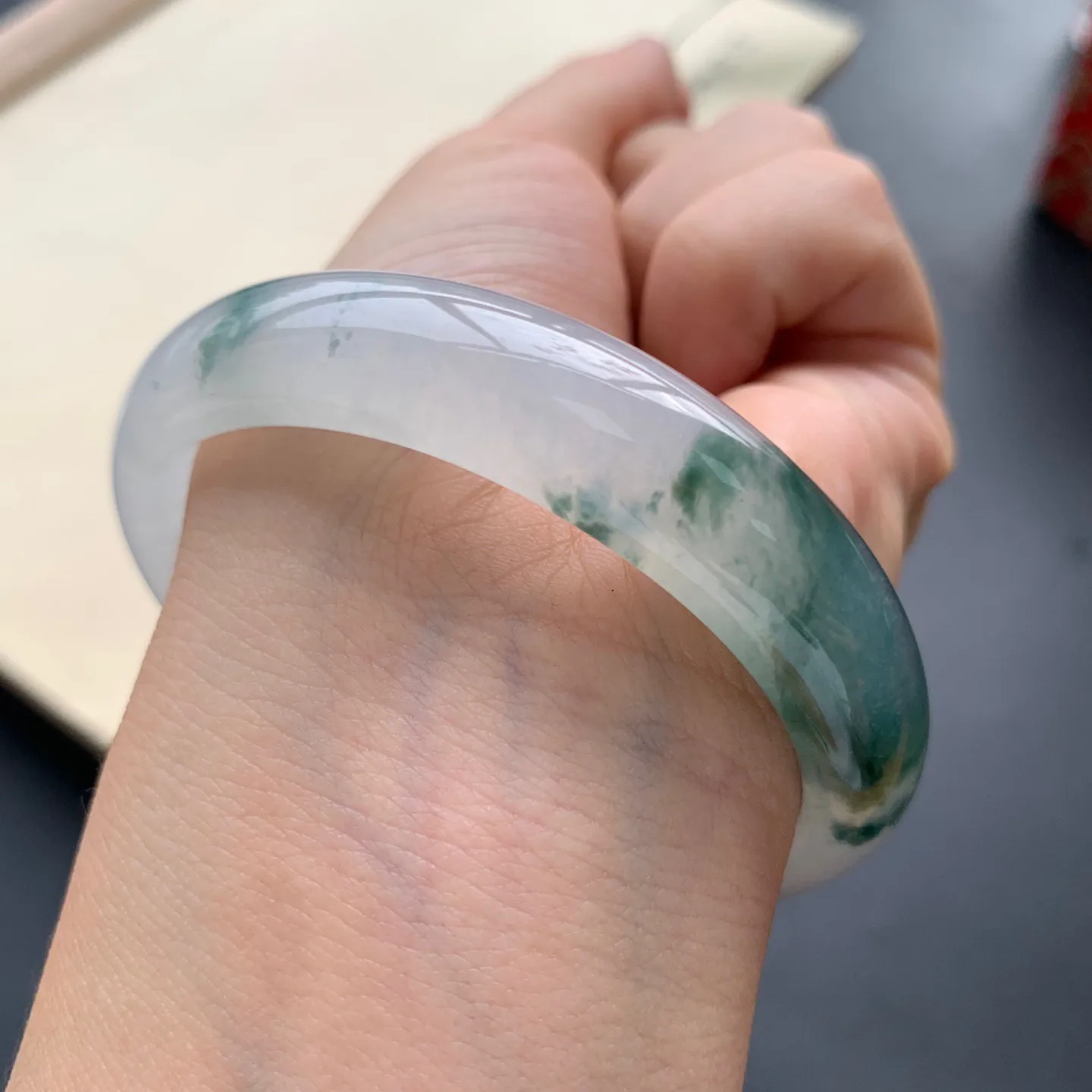 55.8圈口冰种飘花贵妃手镯 尺寸：55.8-48.3-13-7，水润起胶，花色灵动