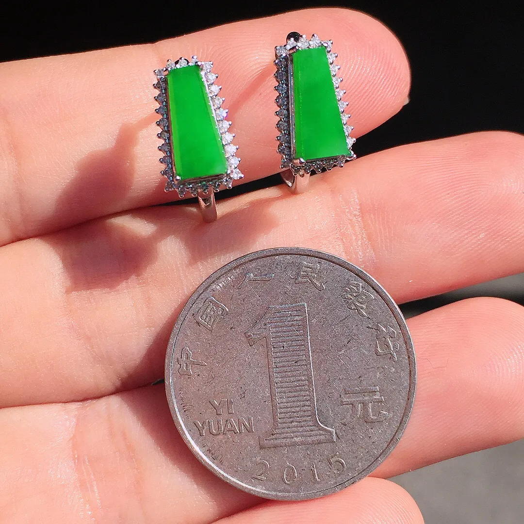 阳绿马鞍耳钉，色泽均匀艳丽，玉质细腻，荧光感超
强，饱满圆润，尽显优雅气质，18k
金豪华镶嵌