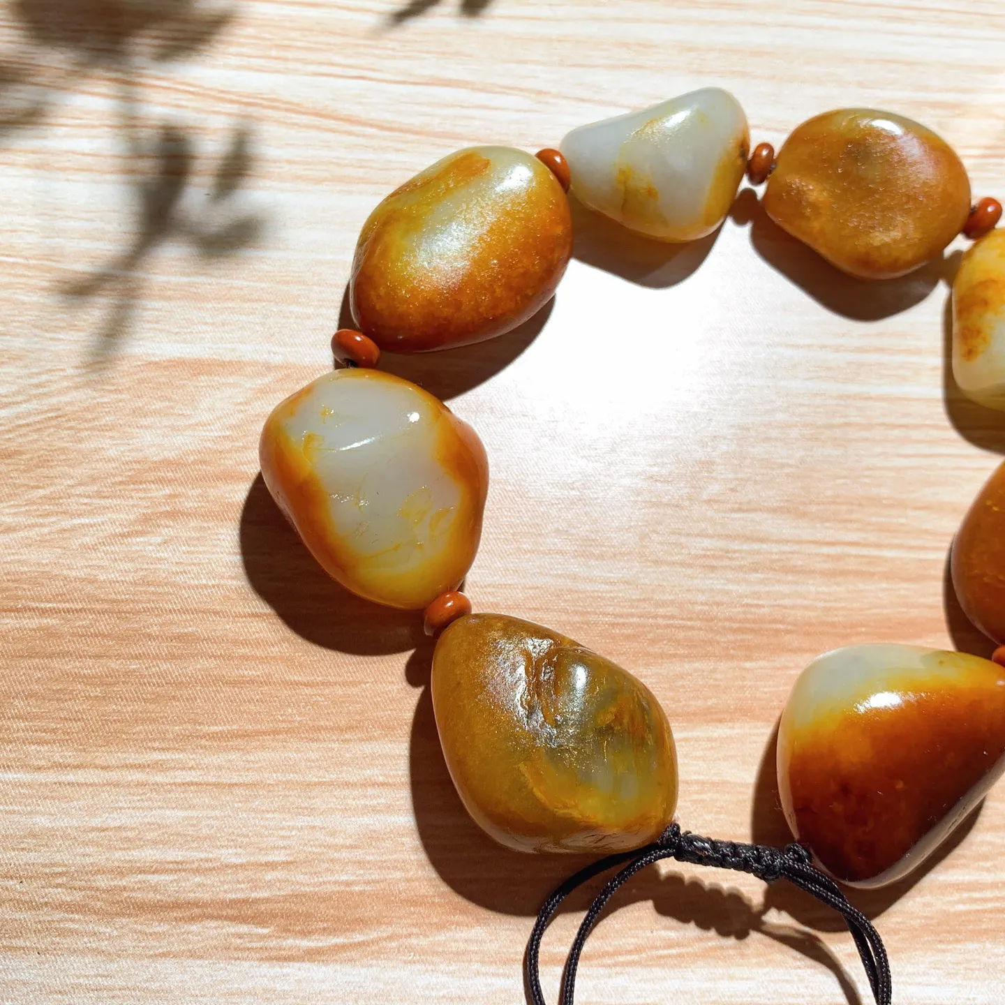 新疆和田玉籽料原石手串。单颗尺寸27/20/10重77.5克。玉质细腻油润。真籽真皮 ，手推出油。佩戴高端典雅。lt251114