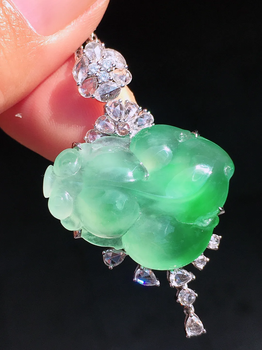 冰绿【年年有余】吊坠，色泽均匀艳丽，玉质细腻，荧光感超
强，饱满圆润，尽显优雅气质，18k
金豪华镶嵌