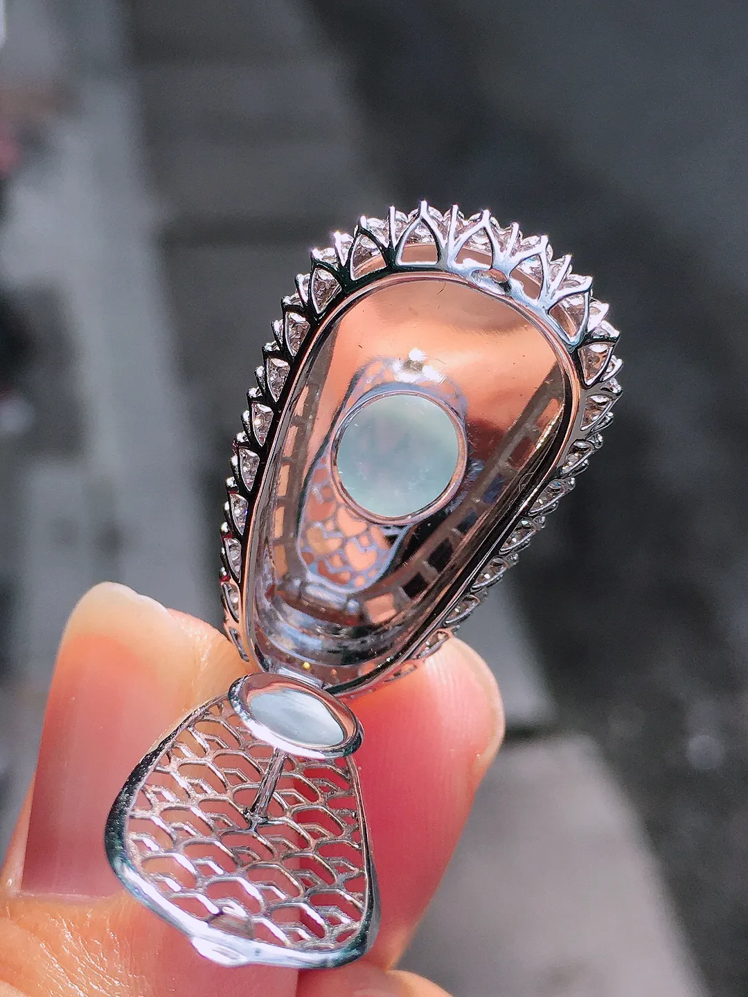 冰飘花福豆吊坠，色泽艳丽，玉质细腻，荧光感超
强，饱满圆润，尽显优雅气质，18k
金豪华镶嵌