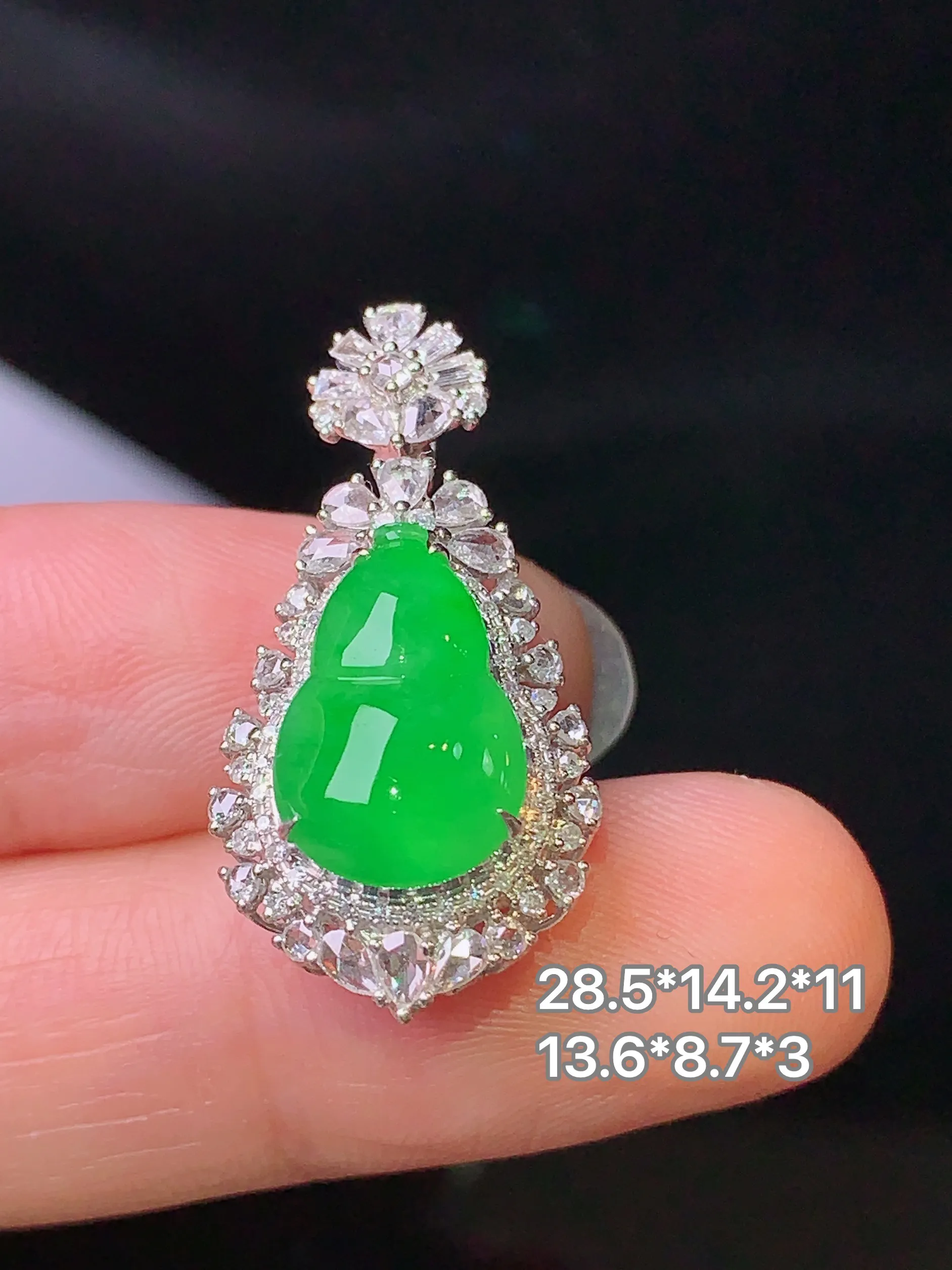 18k金钻镶嵌翠绿葫芦吊坠 玉质细腻 色泽清新艳丽 整体尺寸28.5*14.2*11