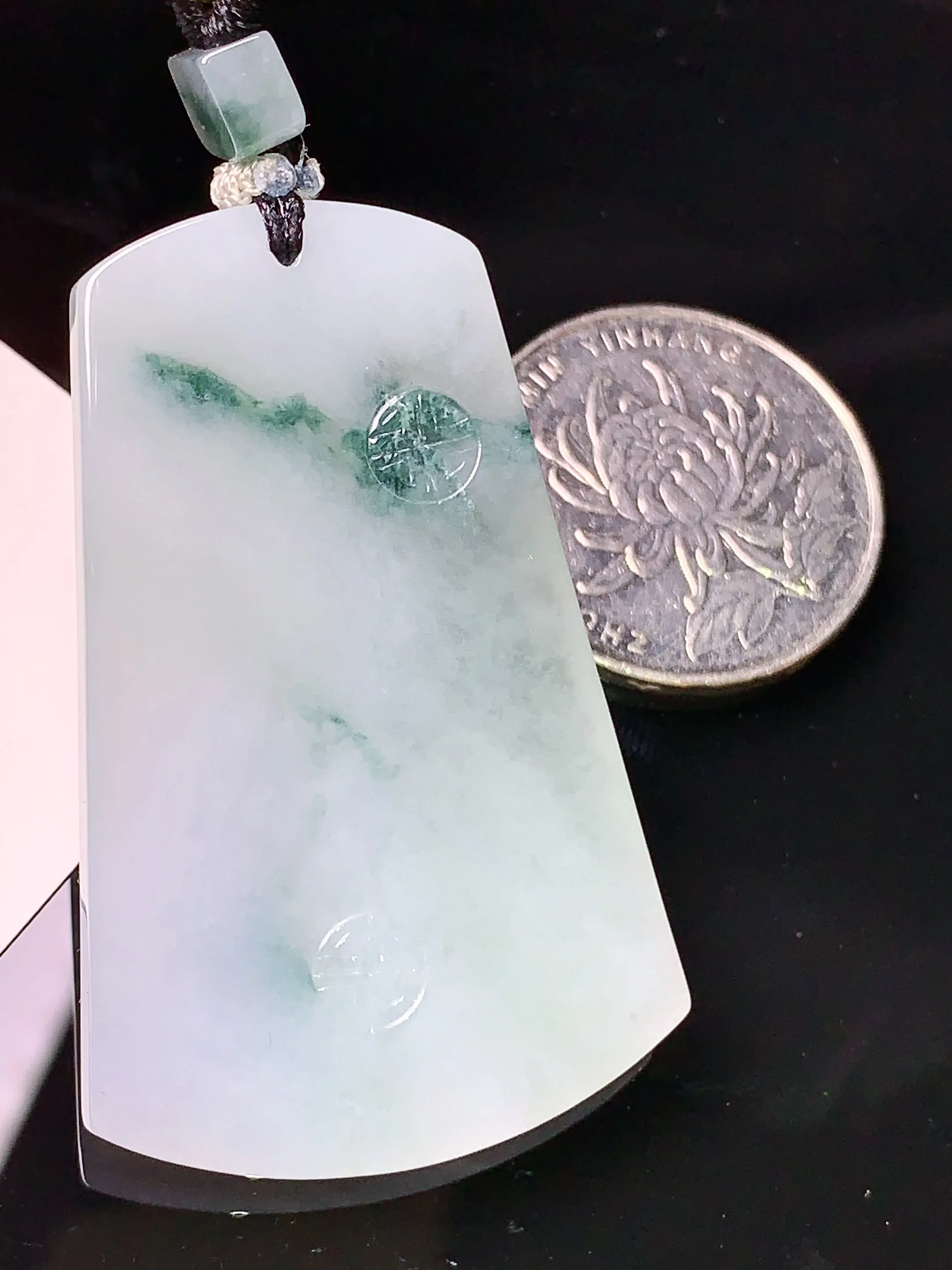 飘绿无事牌吊坠 玉质细腻 色泽清新艳丽 整体尺寸48.3*31.2*4