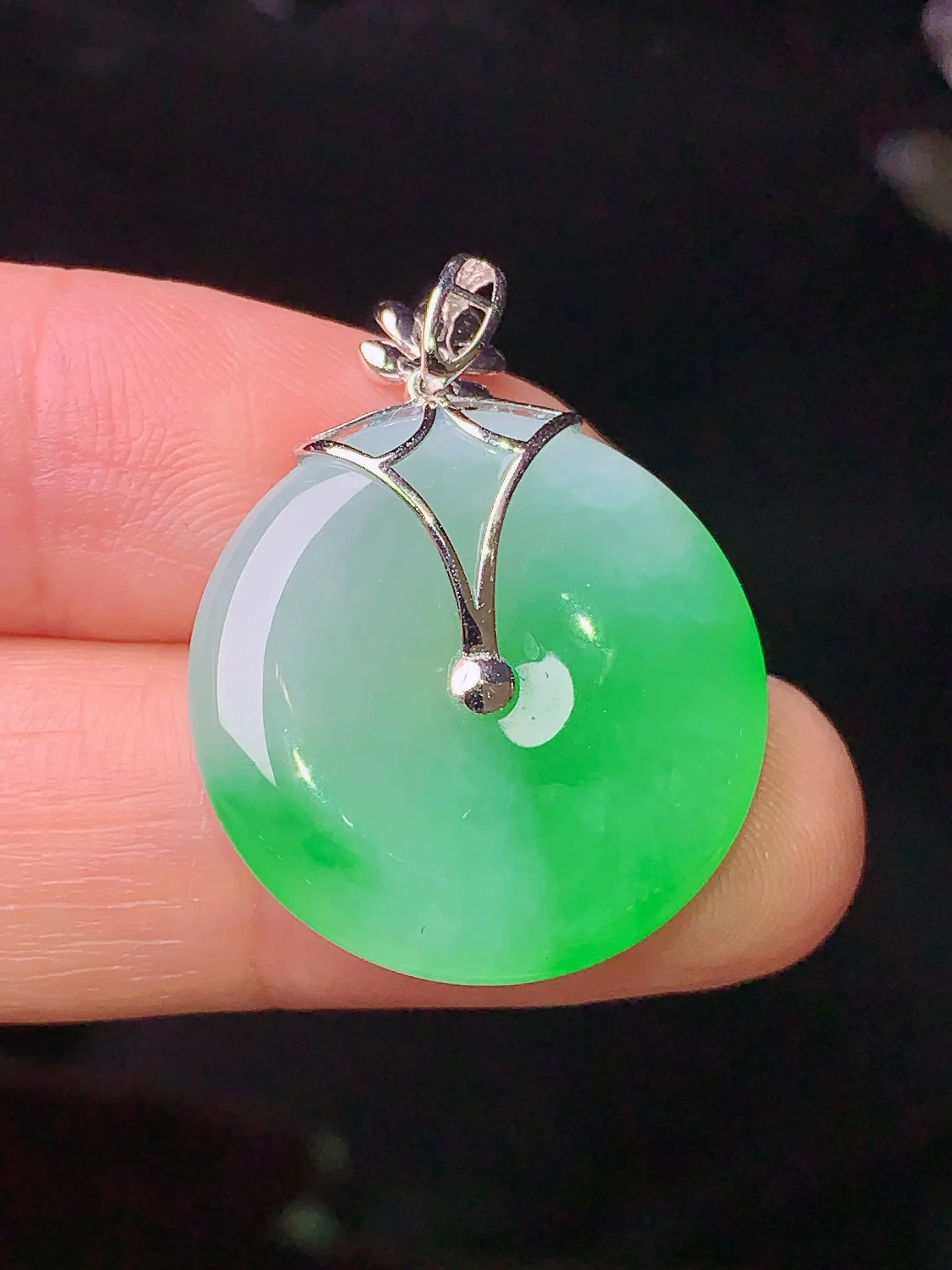 18k金钻镶嵌飘绿平安扣吊坠 玉质细腻 色泽清新艳丽 整体尺寸28.3*21.6*4.3