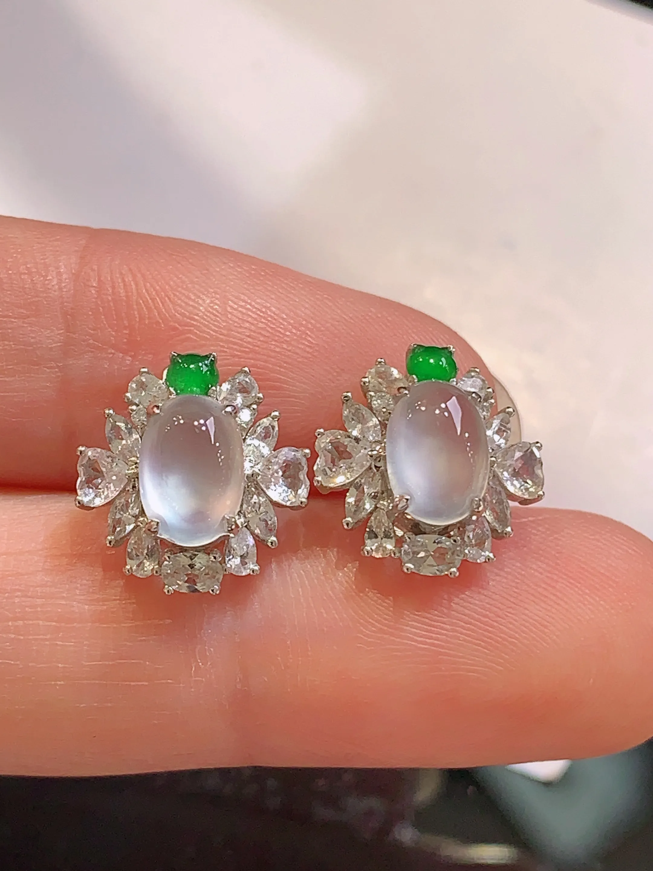 18k金钻镶嵌冰种蛋面耳钉 玉质细腻 色泽清新艳丽 整体尺寸12.3*12*7.3