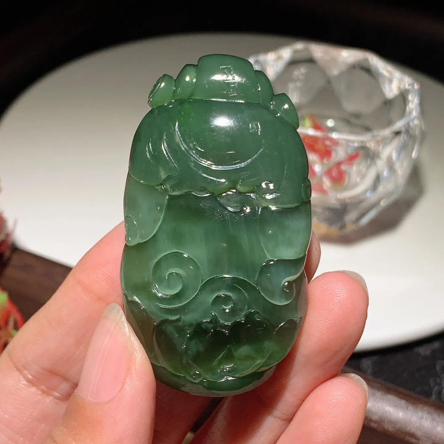 和田玉菠菜绿猫眼俄罗斯碧玉财神爷把件。尺寸58/33/18重60克。玉质细腻油润。手推出油。佩戴高端典雅。lt251114