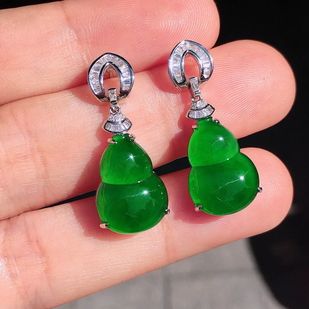 满绿葫芦耳坠，色泽均匀浓郁，玉质细腻，荧光感超
强，饱满圆润，尽显优雅气质，18k
金豪华镶嵌