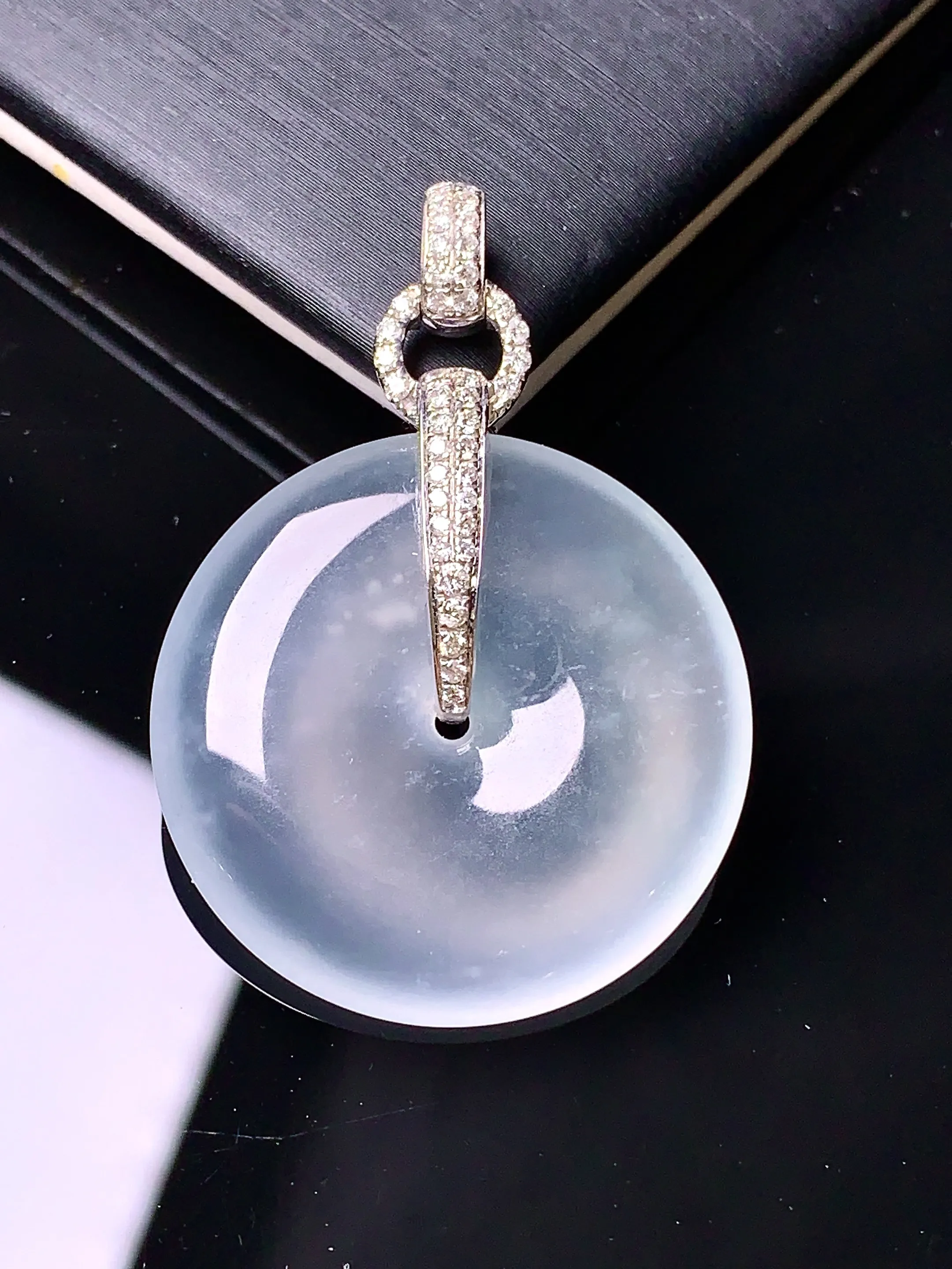 18k金钻镶嵌冰种平安扣吊坠 玉质细腻 色泽清新艳丽 整体尺寸38.6*27*4.8