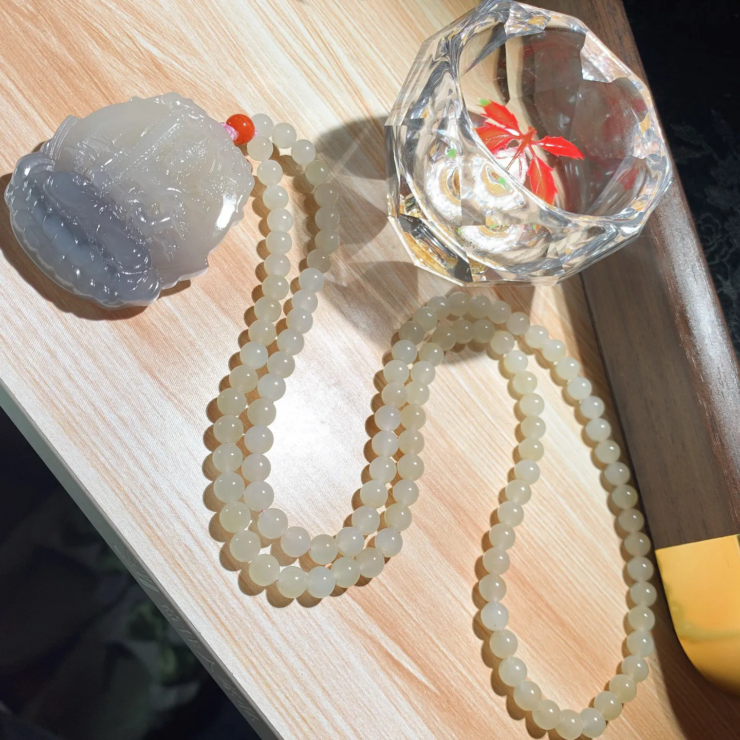 和田玉藕粉加紫罗兰虚空藏菩萨牌子挂件。尺寸49/42/10重73克。玉质细腻油润。手推出油。佩戴高端典雅。lt251114