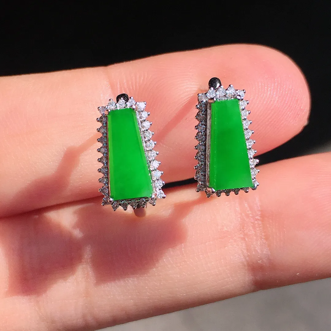 阳绿马鞍耳钉，色泽均匀艳丽，玉质细腻，荧光感超
强，饱满圆润，尽显优雅气质，18k
金豪华镶嵌