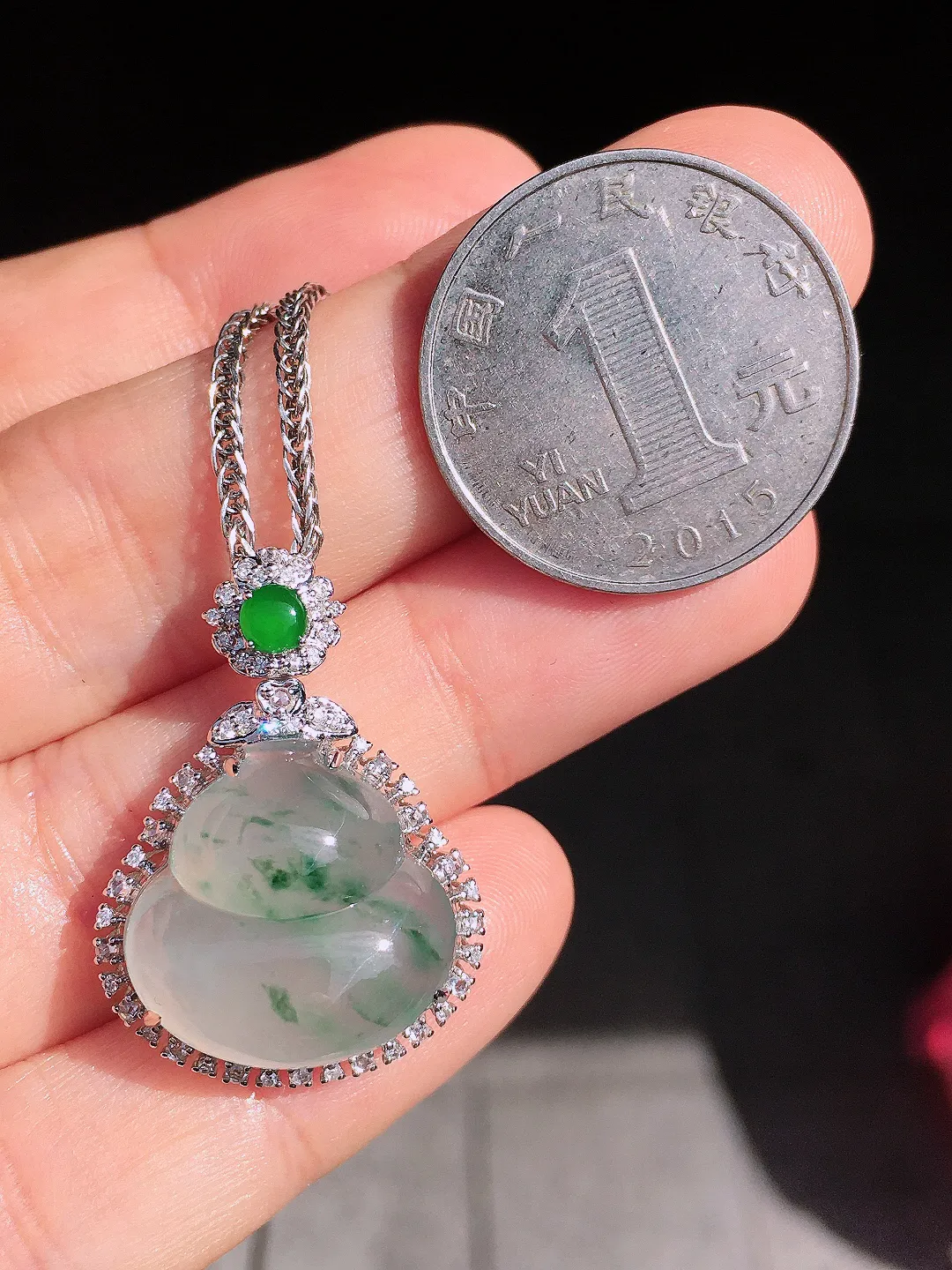 冰飘绿葫芦吊坠，色泽艳丽，玉质细腻，荧光感超
强，饱满圆润，尽显优雅气质，18k
金豪华镶嵌