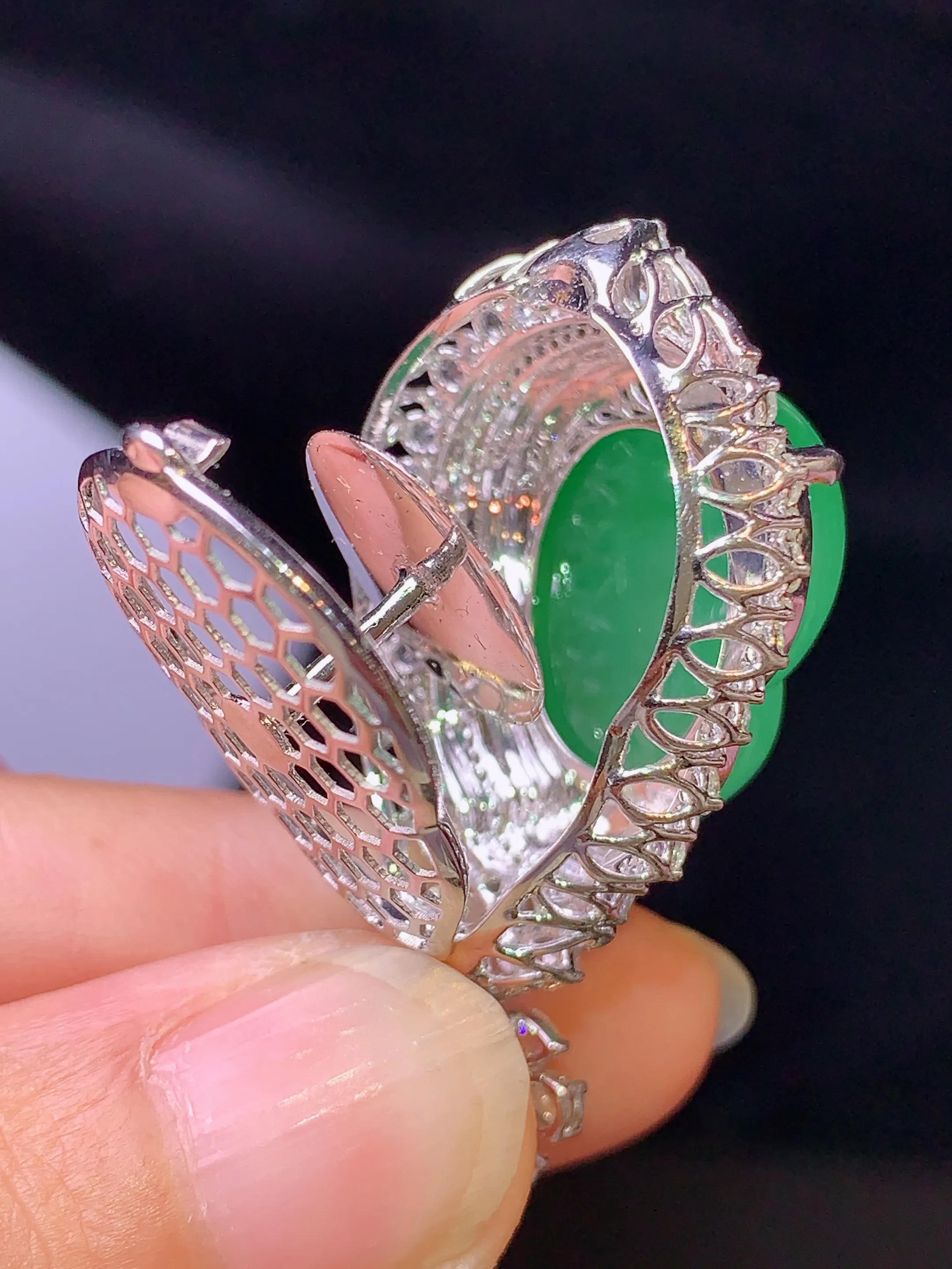 18k金钻镶嵌满绿葫芦吊坠 玉质细腻 色泽清新艳丽 整体尺寸40*22.5*16.7