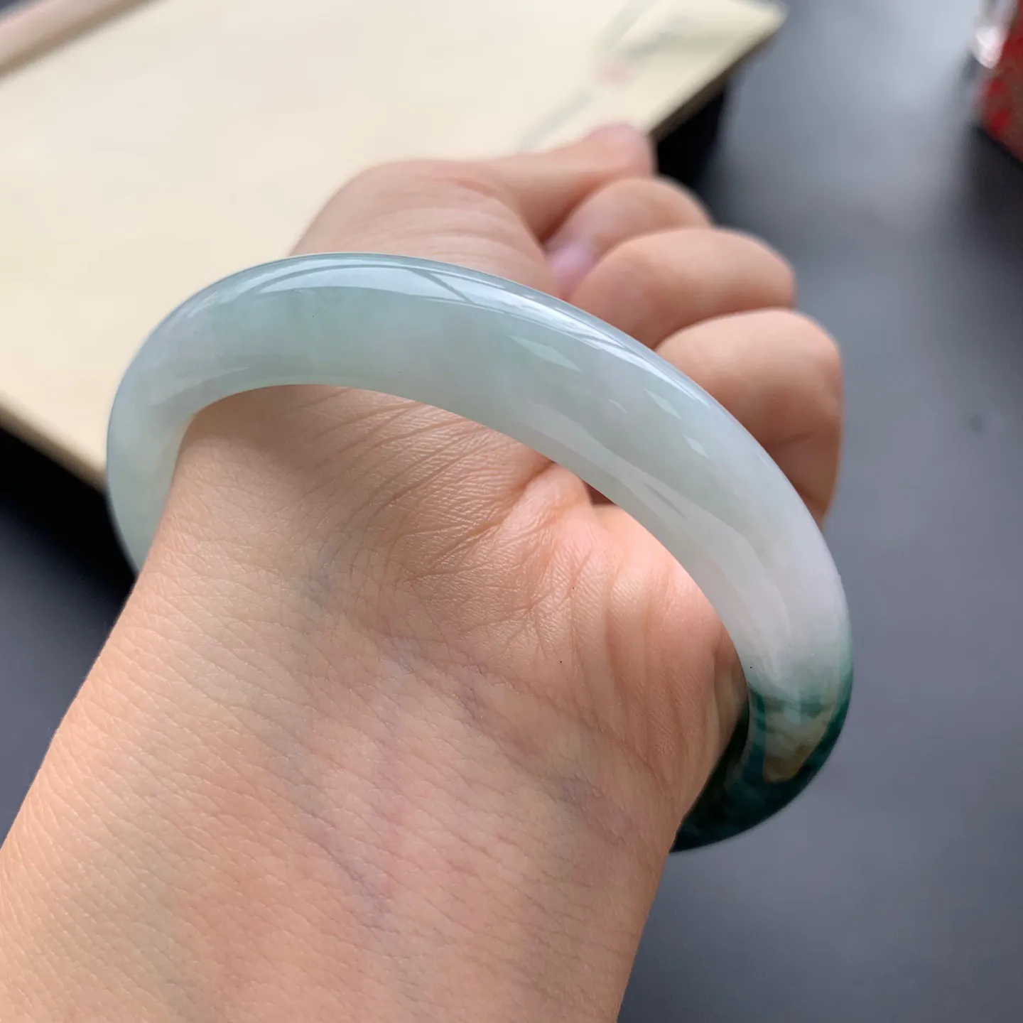 58圈口飘花正圈手镯 尺寸：58-12-7.5，无纹裂，细腻光滑，花色浓郁