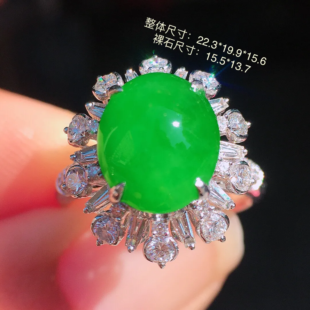 阳绿蛋面戒指，色泽均匀艳丽，玉质细腻，荧光感超
强，饱满圆润，尽显优雅气质，18k
金豪华镶嵌