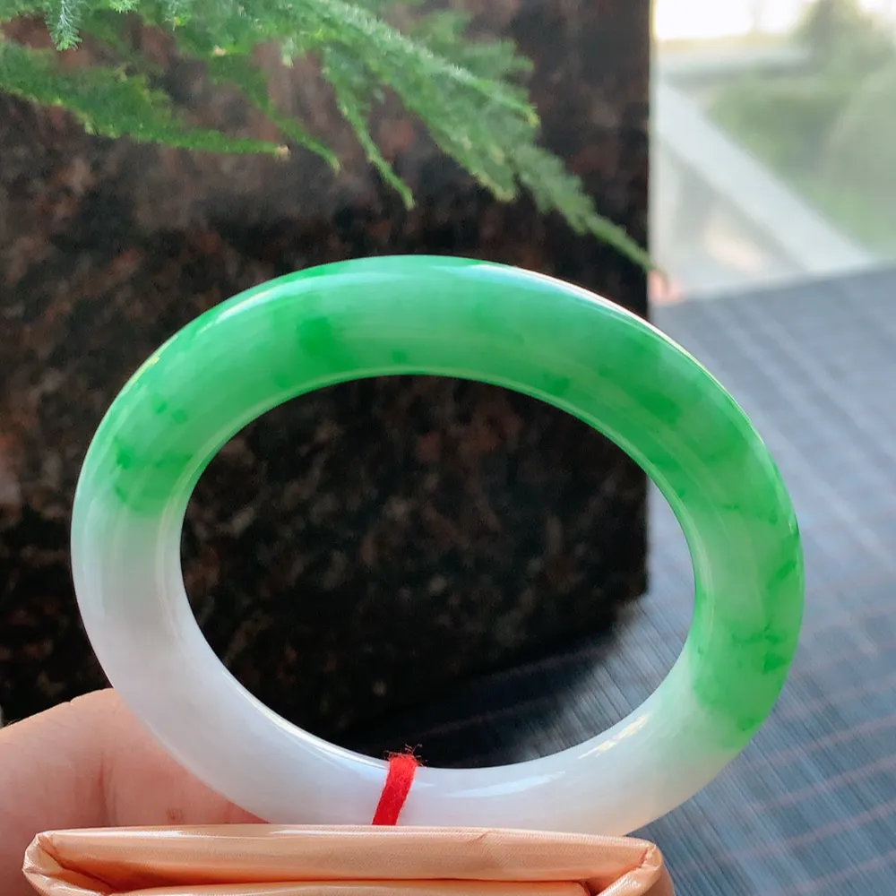 圆条一大节阳绿 无瑕 尺寸:56.5/11.1 色好