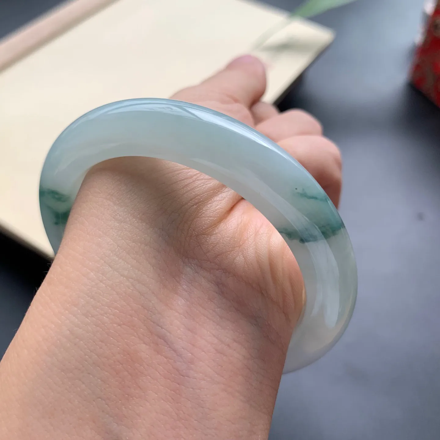 55.3圈口飘花正圈手镯 尺寸：55.3-10.6-9，无纹裂，细腻光滑，花色浓郁