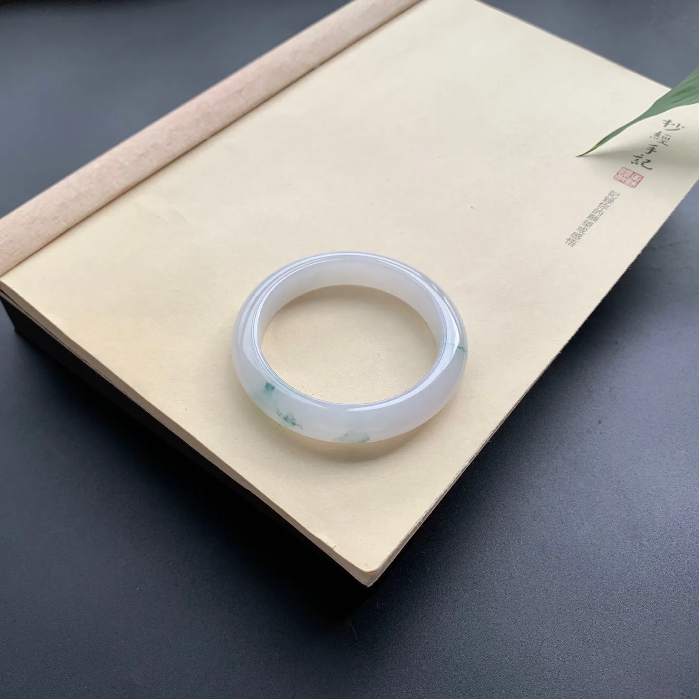 54.5圈口飘花正圈手镯 尺寸：54.5-11.8-8.5，细腻釉洁，花色飘逸