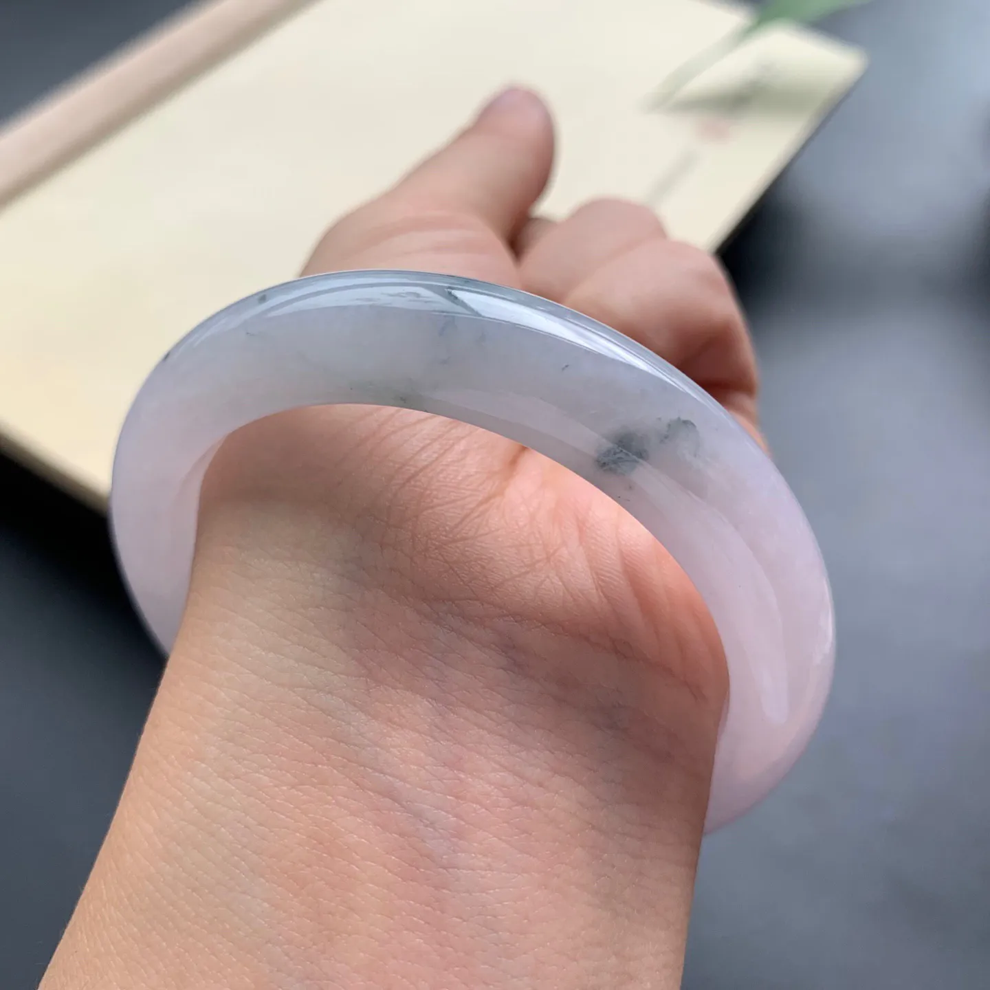 54.5圈口飘花正圈手镯 尺寸：54.5-12.3-8.5，无纹裂，细腻光滑，花色飘逸