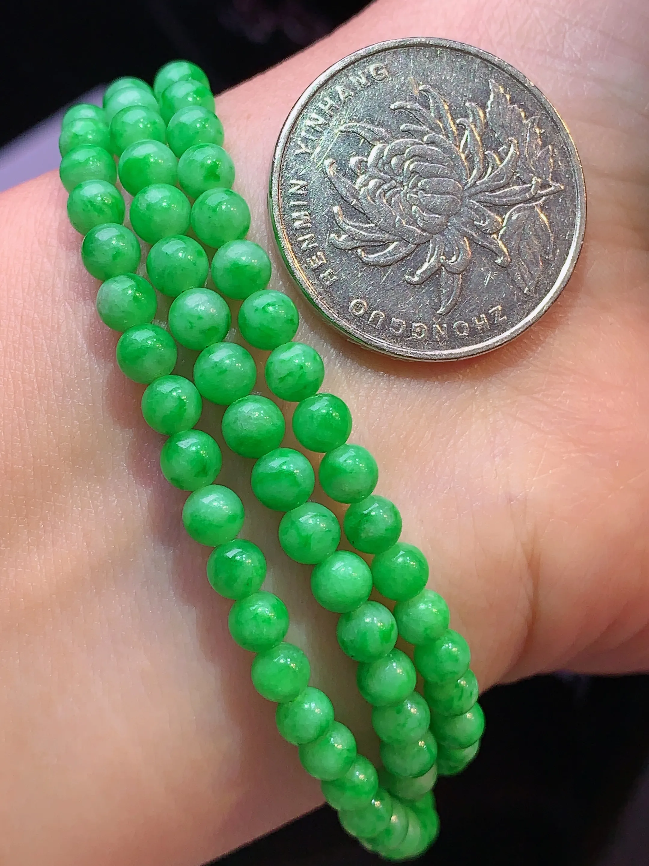 翠绿圆珠项链 玉质细腻 色泽清新 艳丽 整体尺寸4.3