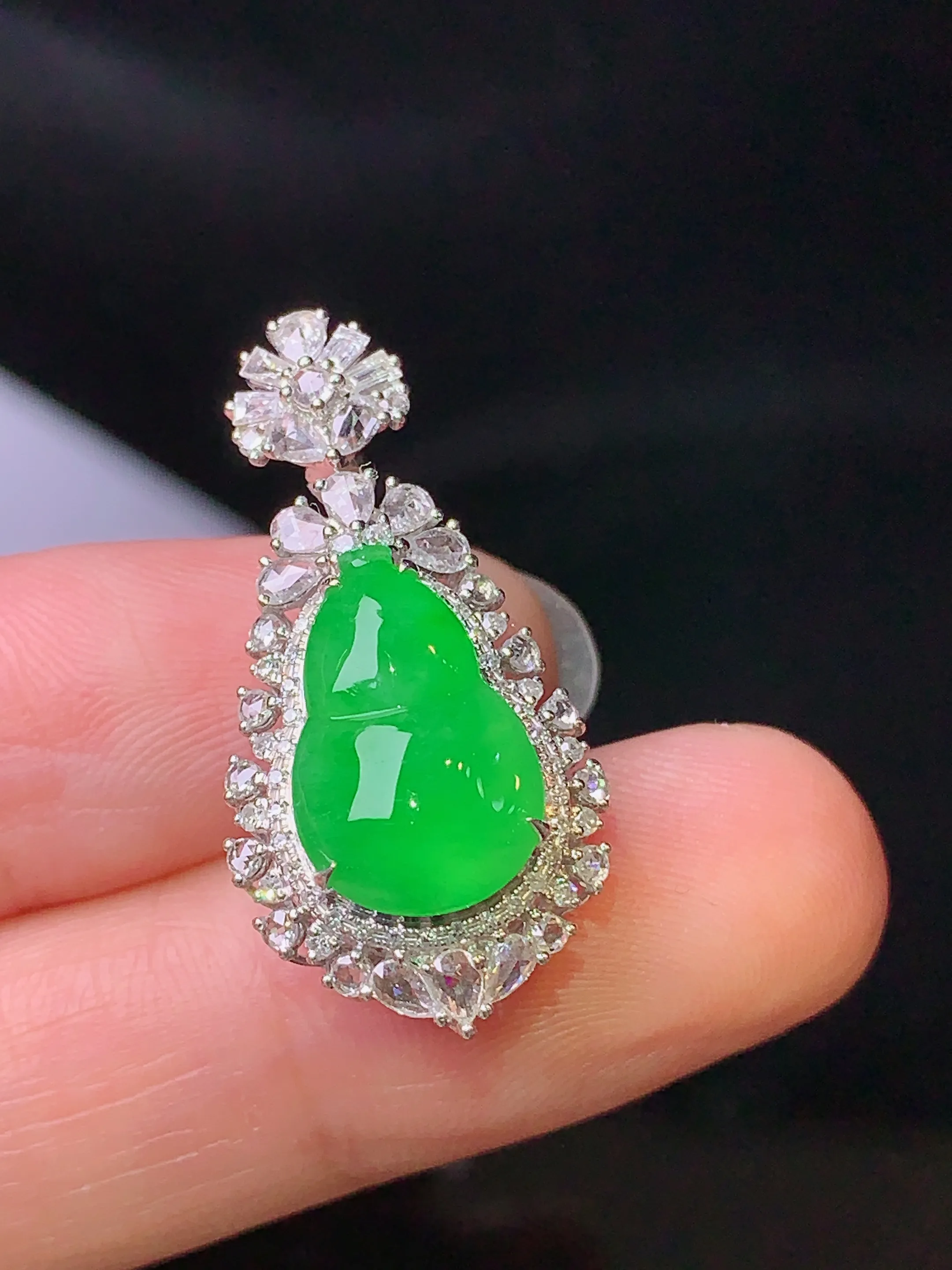 18k金钻镶嵌翠绿葫芦吊坠 玉质细腻 色泽清新艳丽 整体尺寸28.5*14.2*11