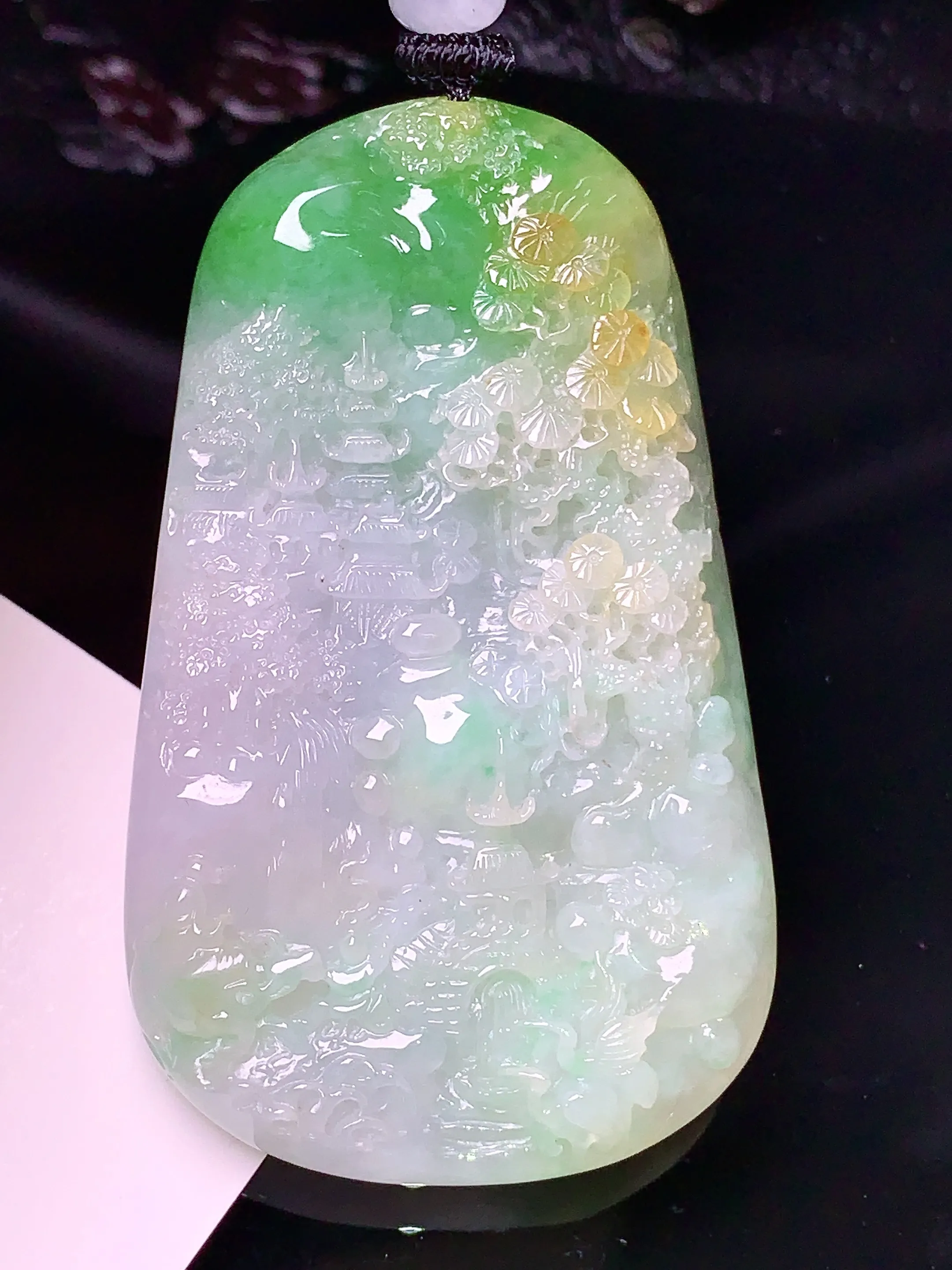 飘黄绿山水牌子吊坠 玉质细腻 色泽清新艳丽 整体尺寸60.6*37*10