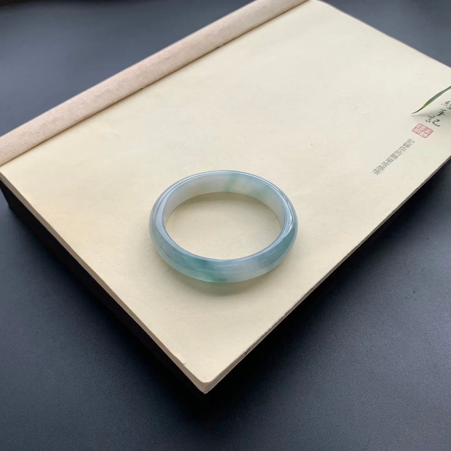 54圈口油底贵妃手镯 尺寸：54-48.3-12.3-7，无纹裂，细腻光滑，水润起胶