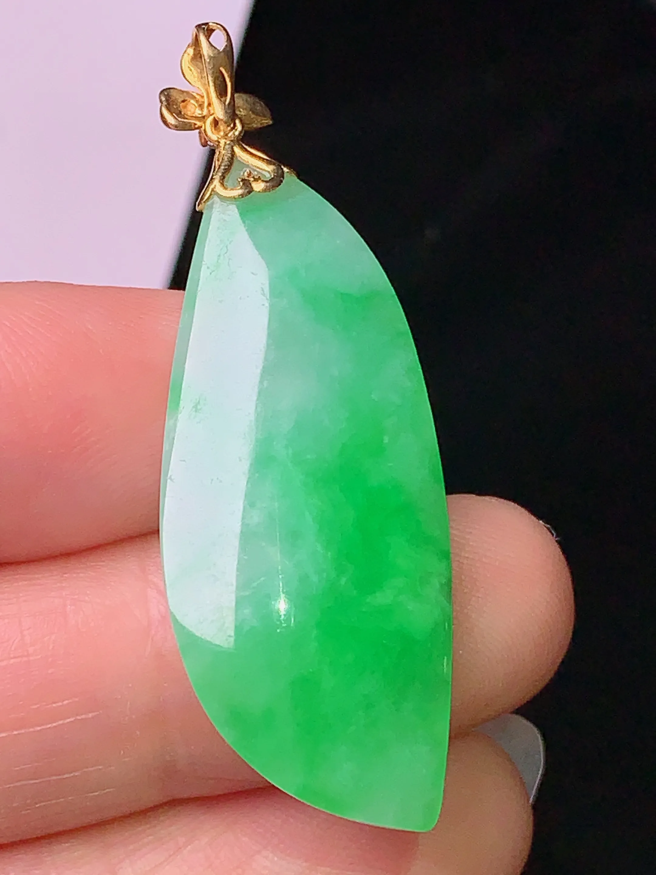 18k金镶嵌翠绿随形吊坠 玉质细腻 色泽清新艳丽 整体尺寸43.8*14.5*7.6